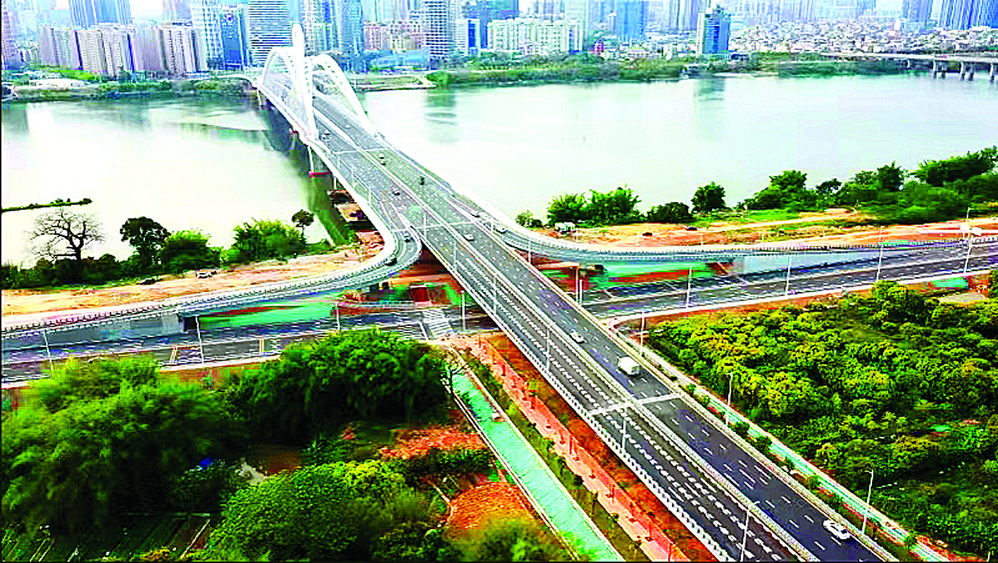     鹅城大桥成为联动市区东江两岸惠民兴业新动脉。惠州日报记者张宇琪 摄