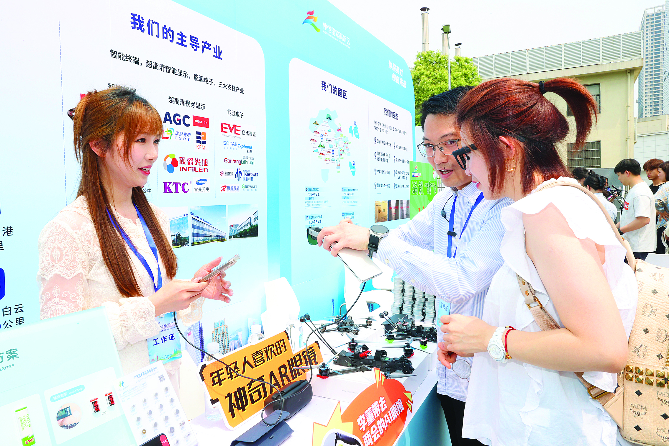     学生体验惠州企业生产的高科技产品。