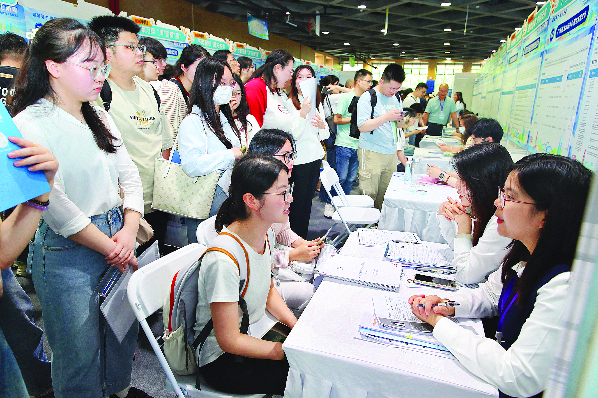     招聘活动吸引众多求职者。