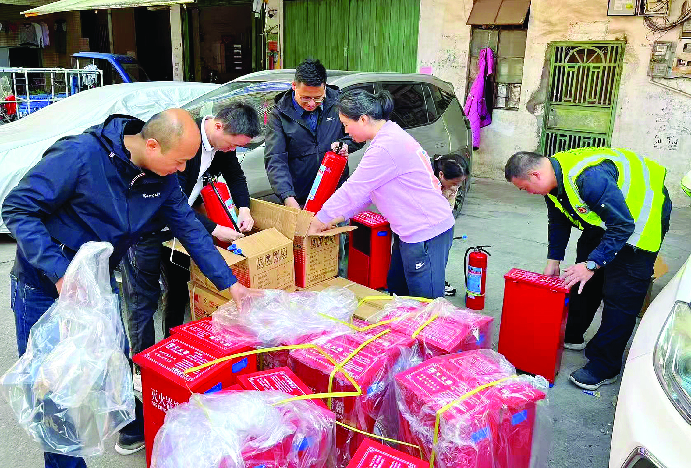     广东仁安消防工程有限公司党支部为老旧小区金联楼安装新消防设施。