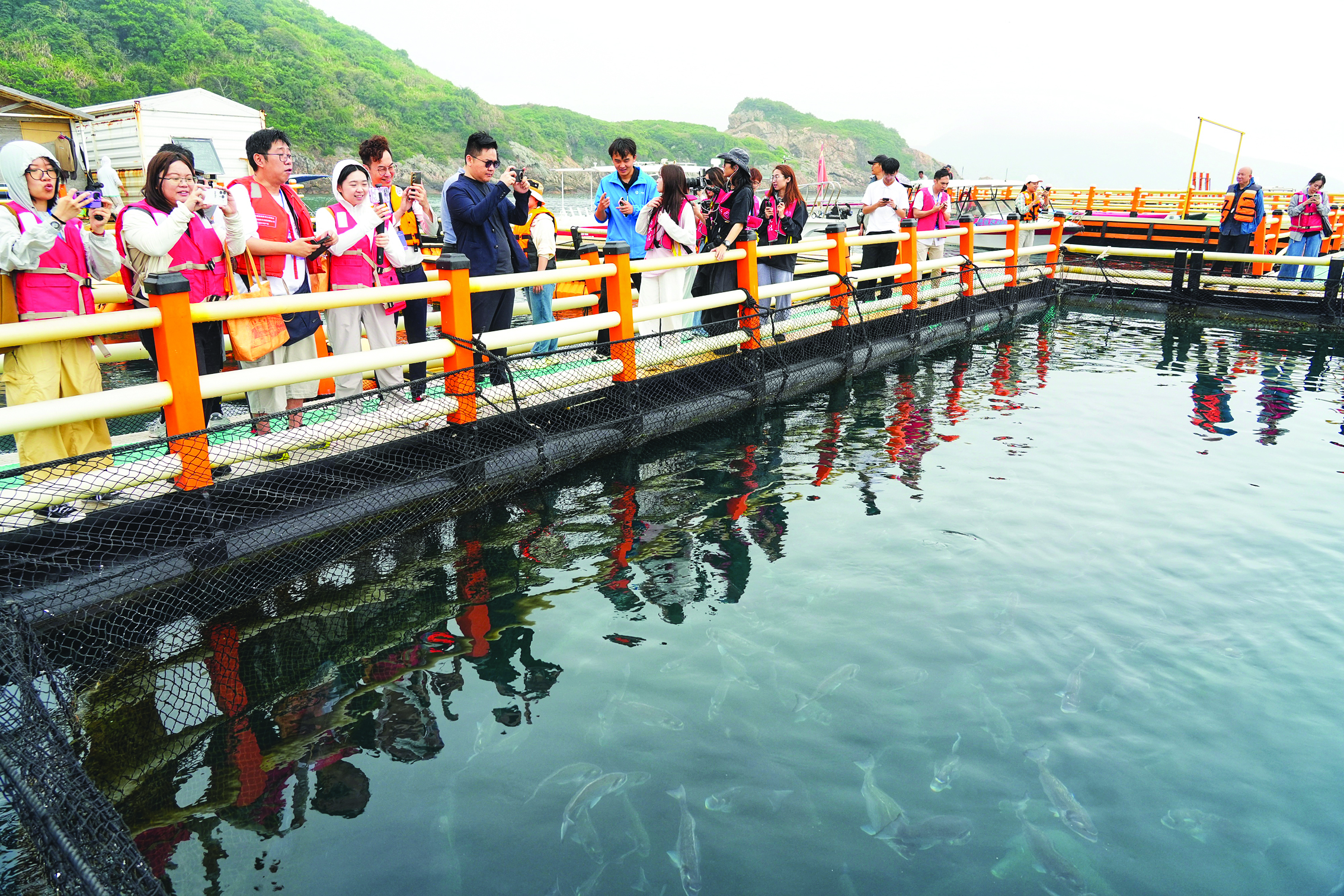     采访团参观采访一方海（广东）海洋牧场有限公司。    惠州日报记者朱金赞 摄