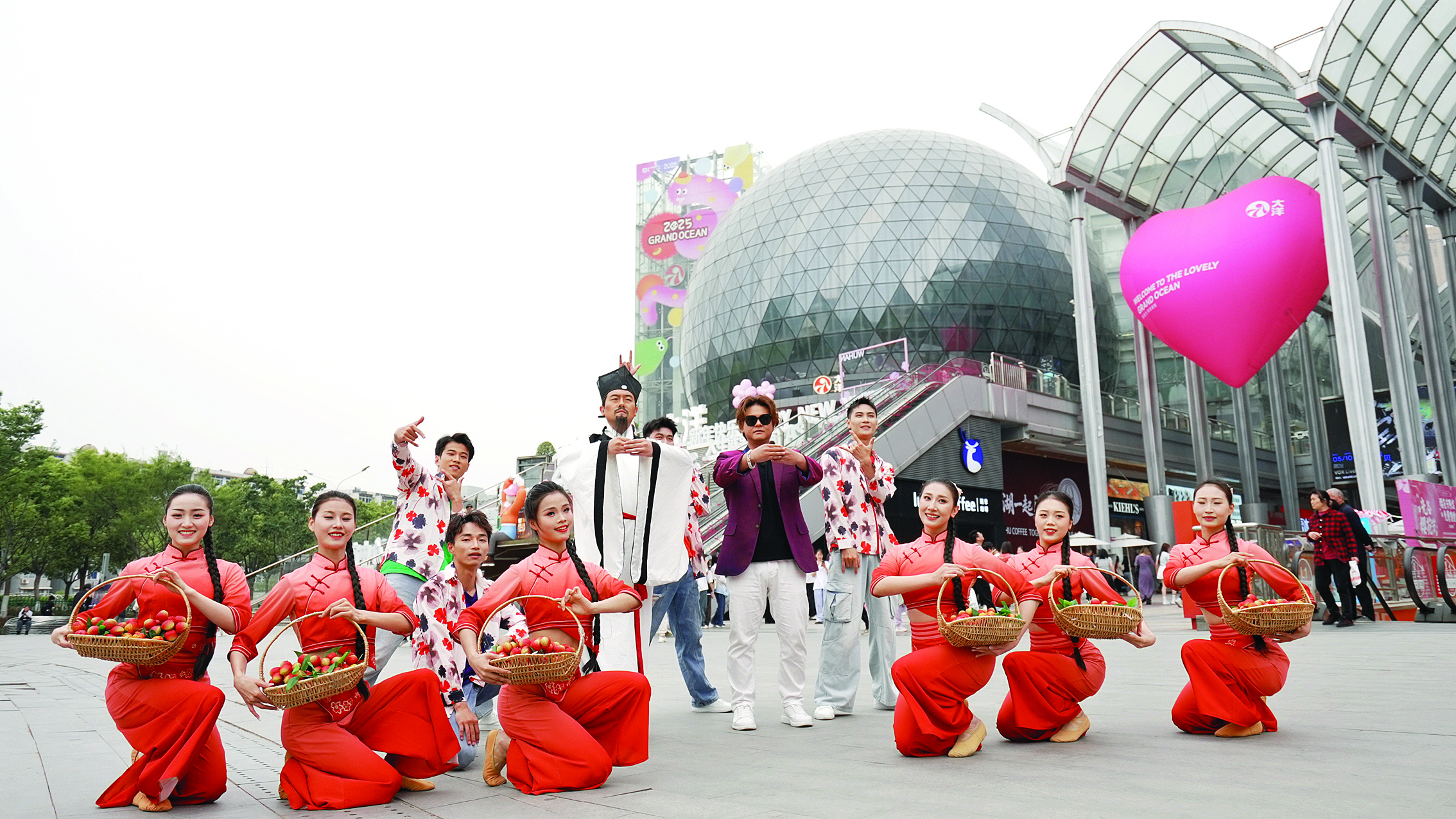     东坡文化快闪在武汉“网红打卡地”光谷步行街上演，为“百万英才汇南粤”武汉招聘活动预热。