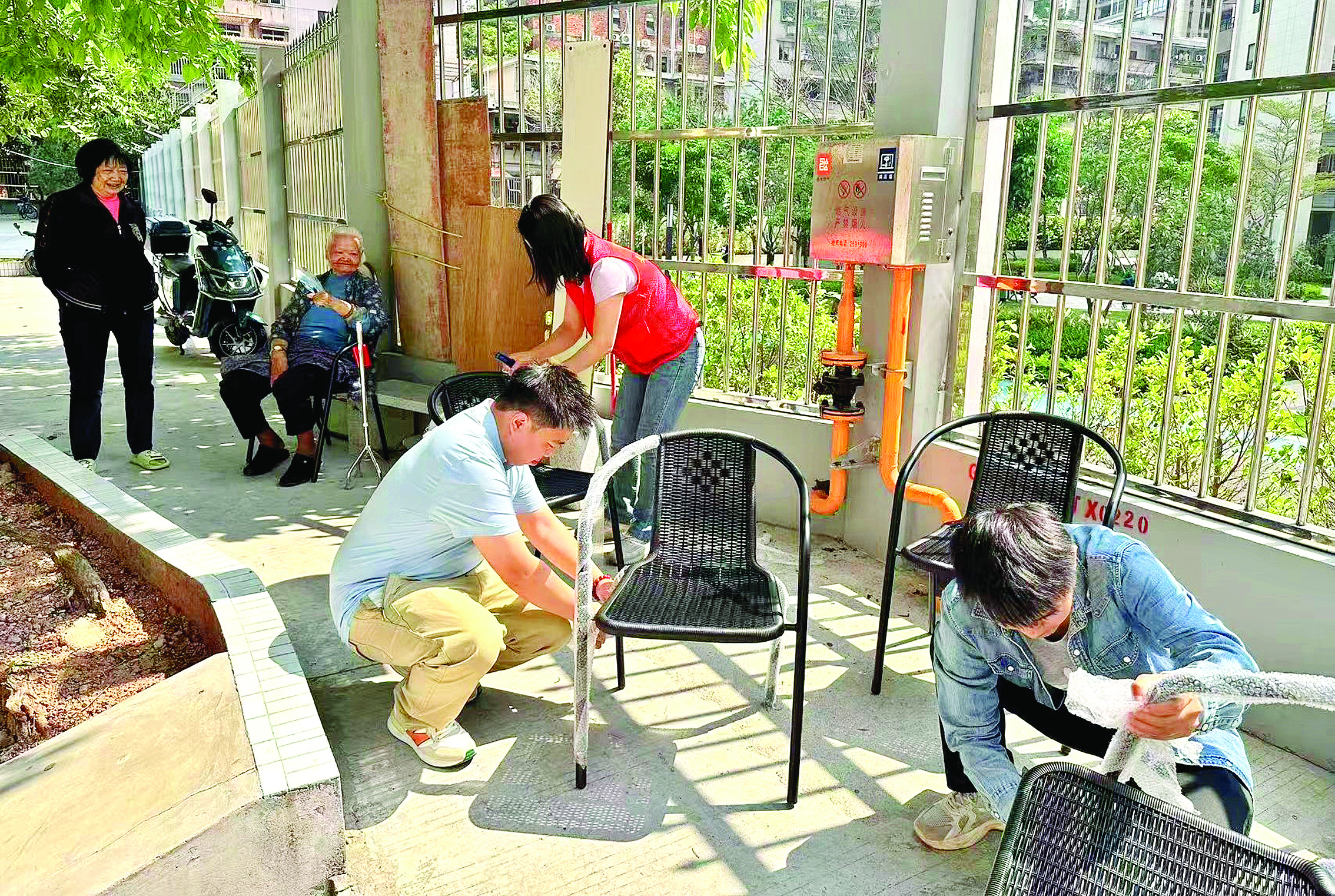     核工业赣州工程勘察院惠州分院党支部为市粮食局宿舍添置了藤椅。