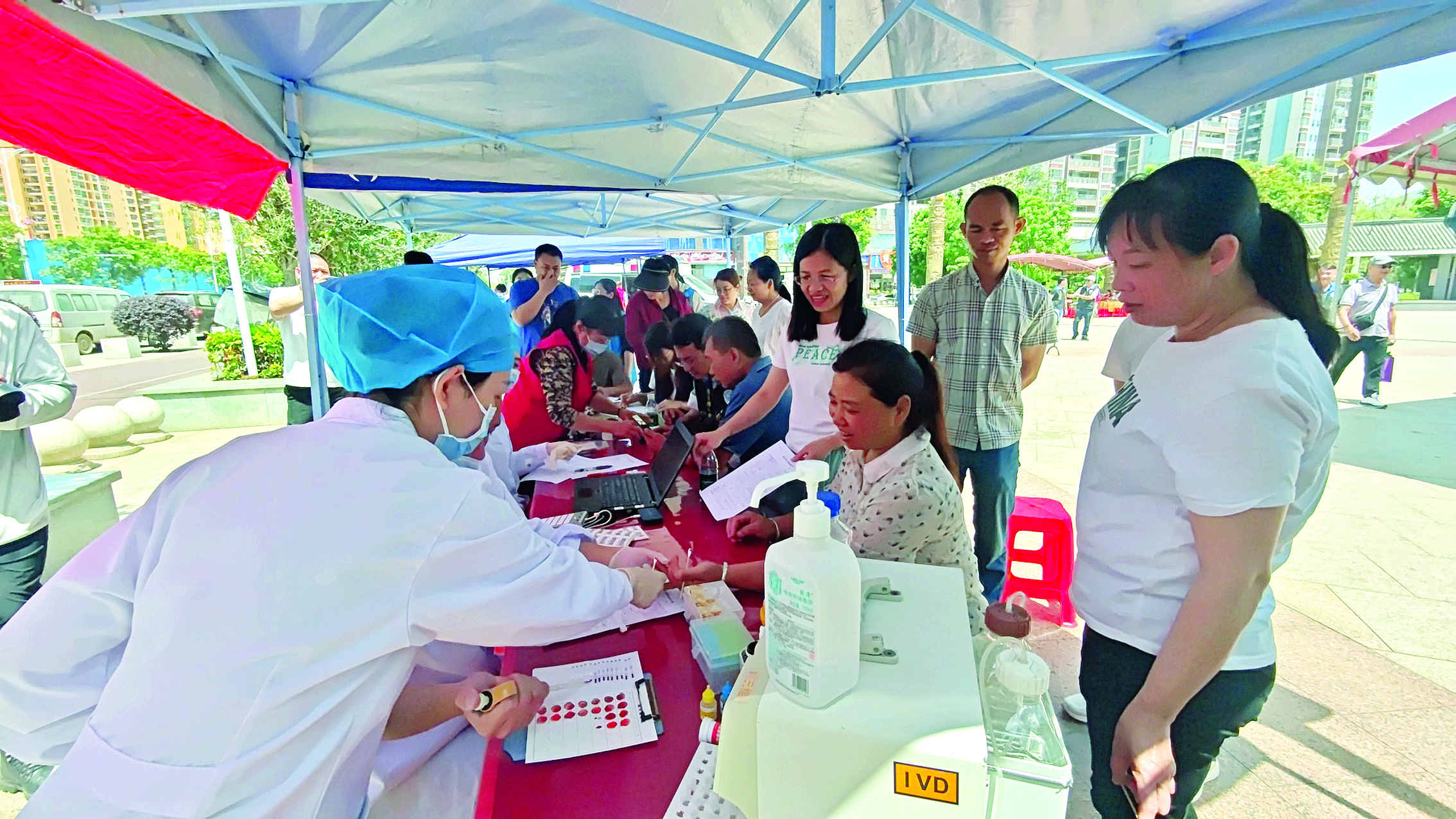     爱心献血公益活动现场。    惠州日报记者卢泓宇 摄