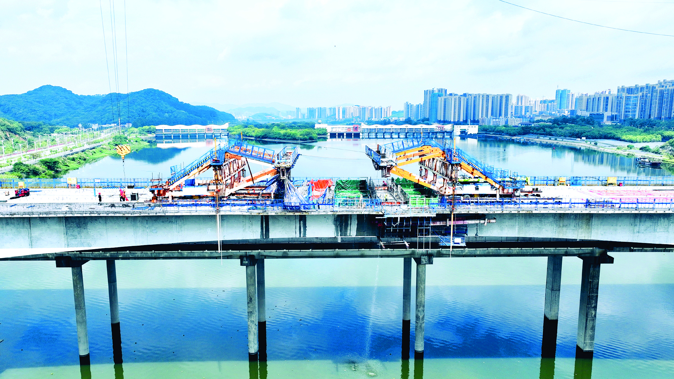     惠河高速改扩建项目东江特大桥施工现场。惠州日报记者戴建 通讯员谢文敏 钱小安 卢甲天 摄