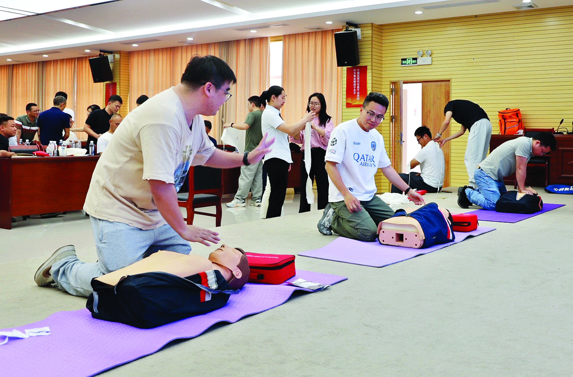     参训人员实操学习心肺复苏。惠州日报记者彭红霞 通讯员蔡逸思 摄