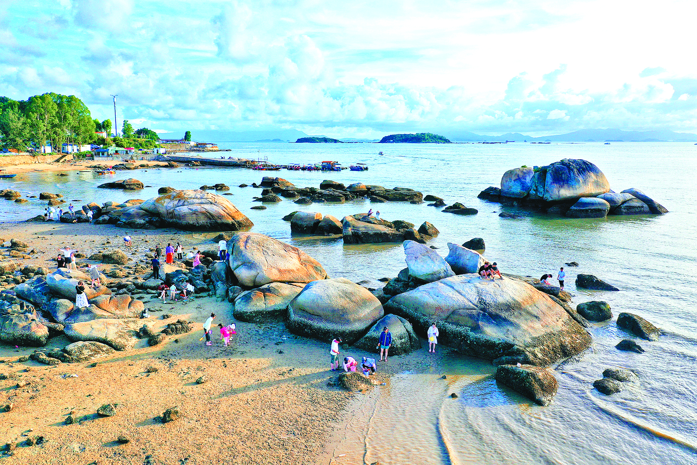     游客在惠东巽寮湾游玩。惠州东江图片社供图