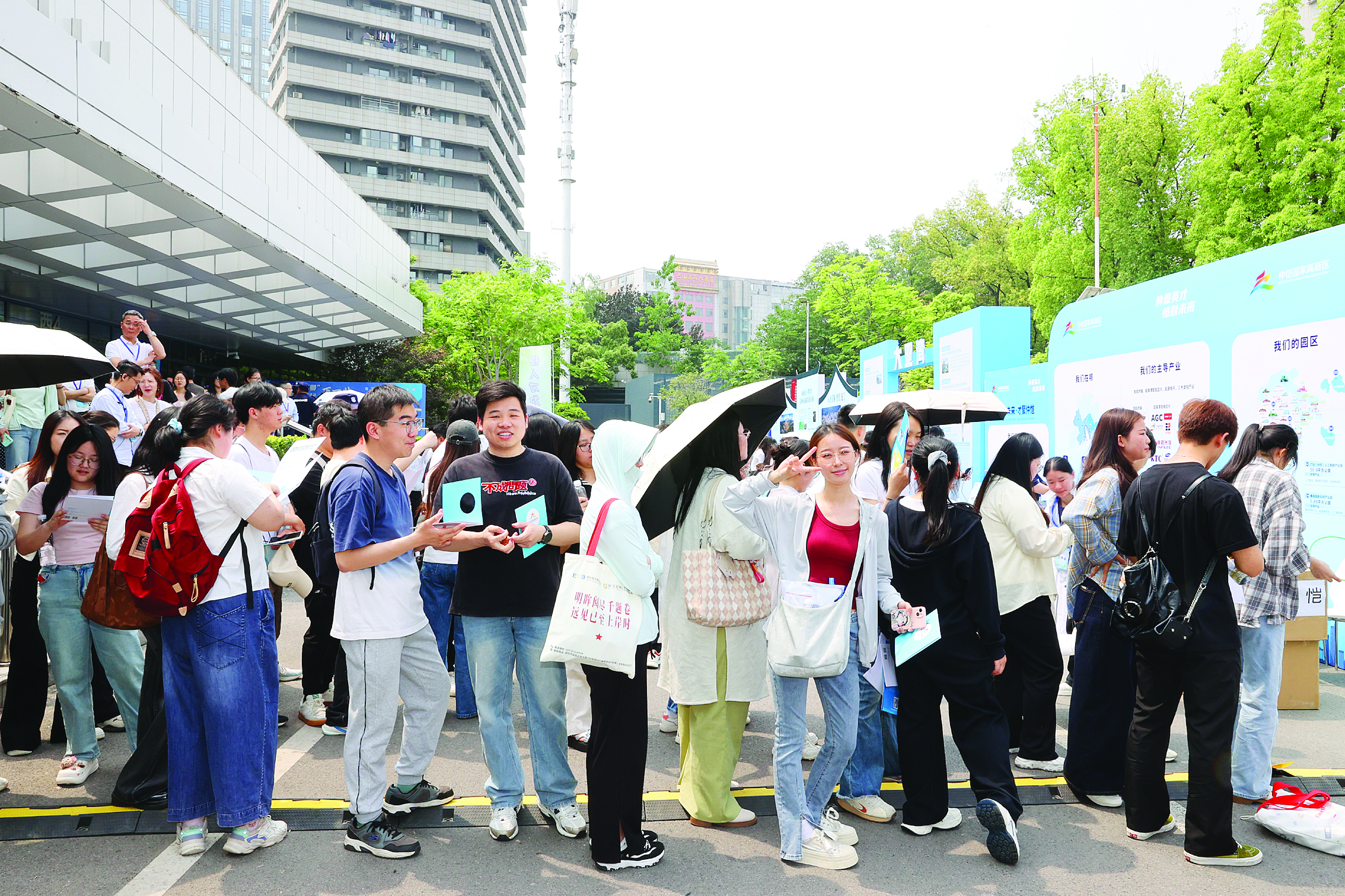     招聘现场人气旺。