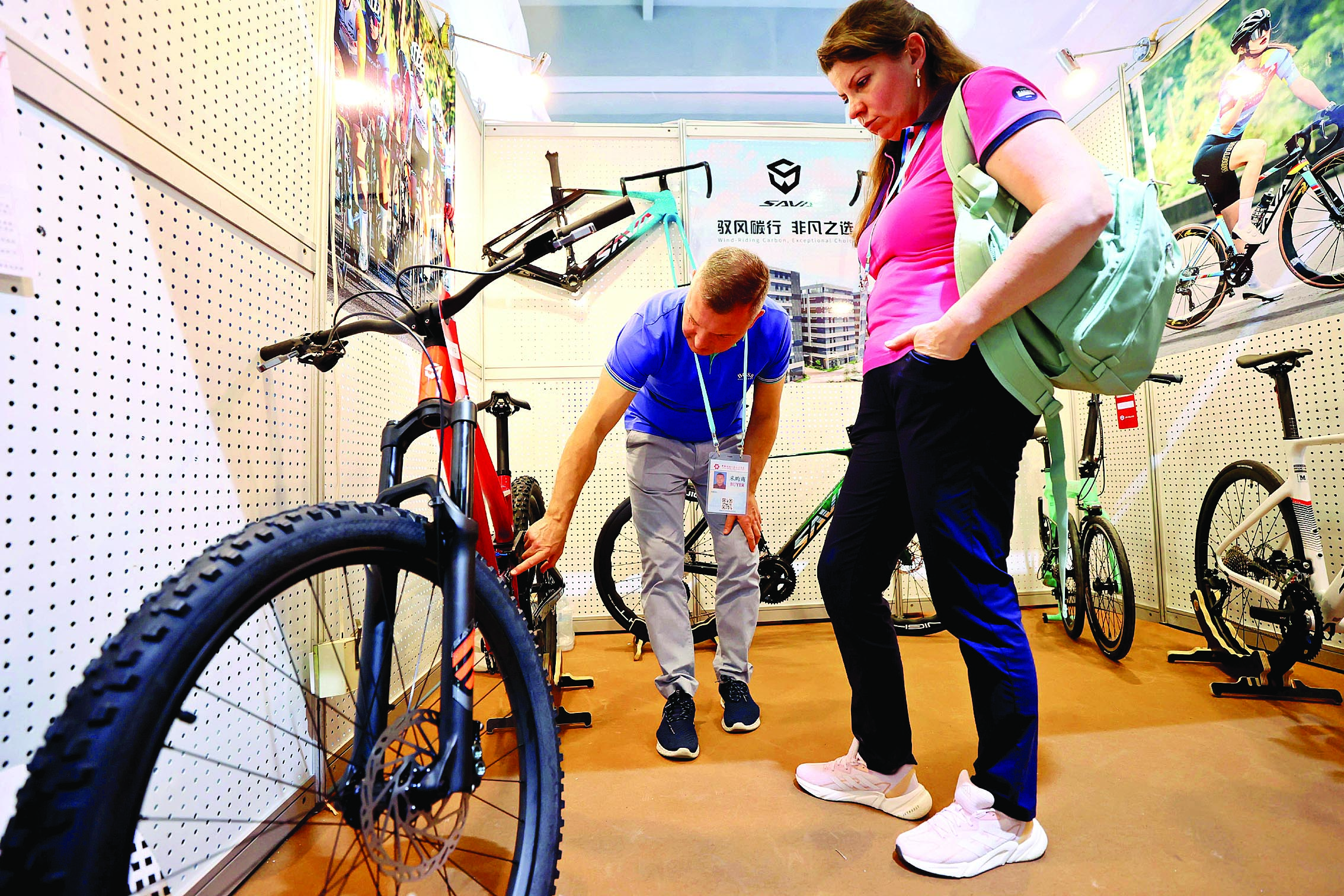     采购商在观摩萨瓦自行车展出的自行车。