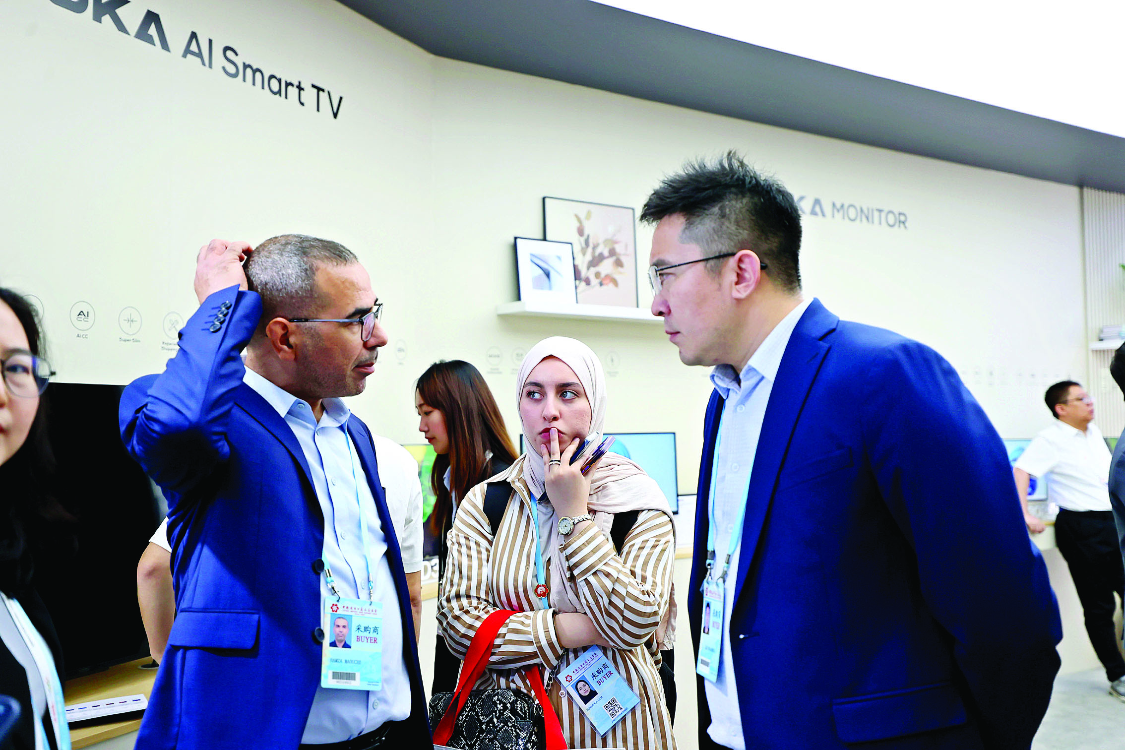     采购商在惠州企业展区洽谈。