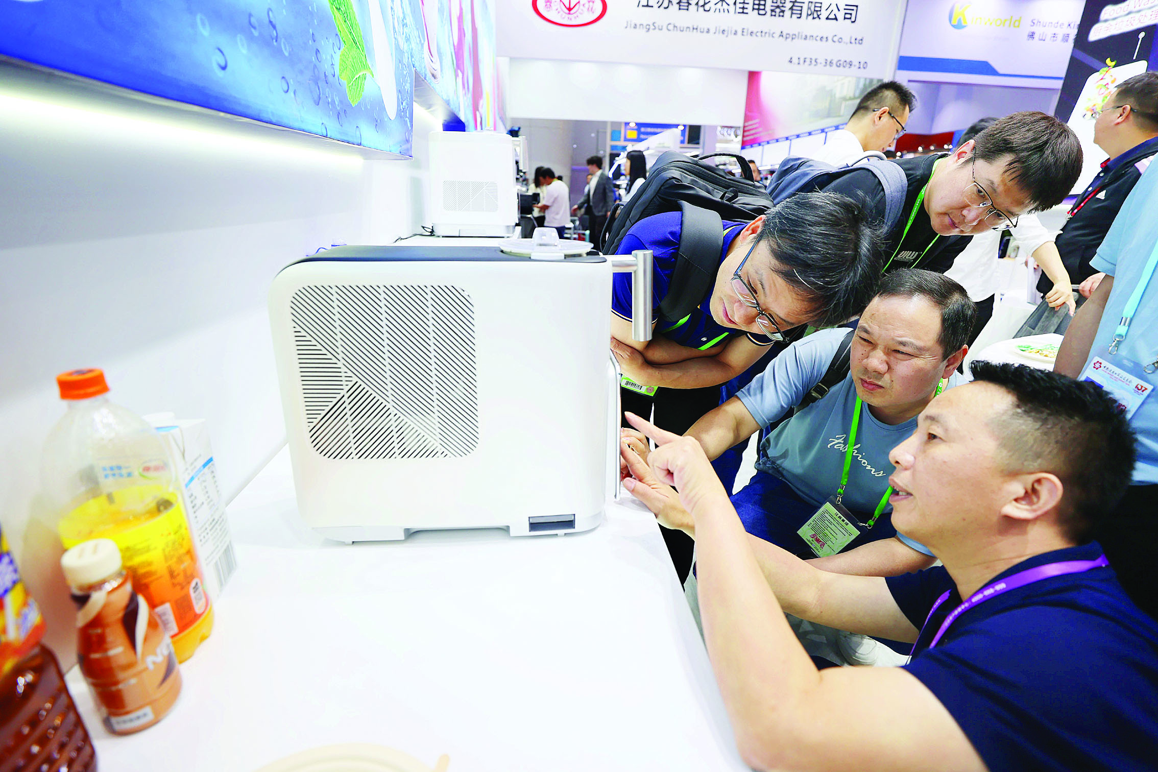     采购商对威林科技的制冰产品产生浓厚兴趣。