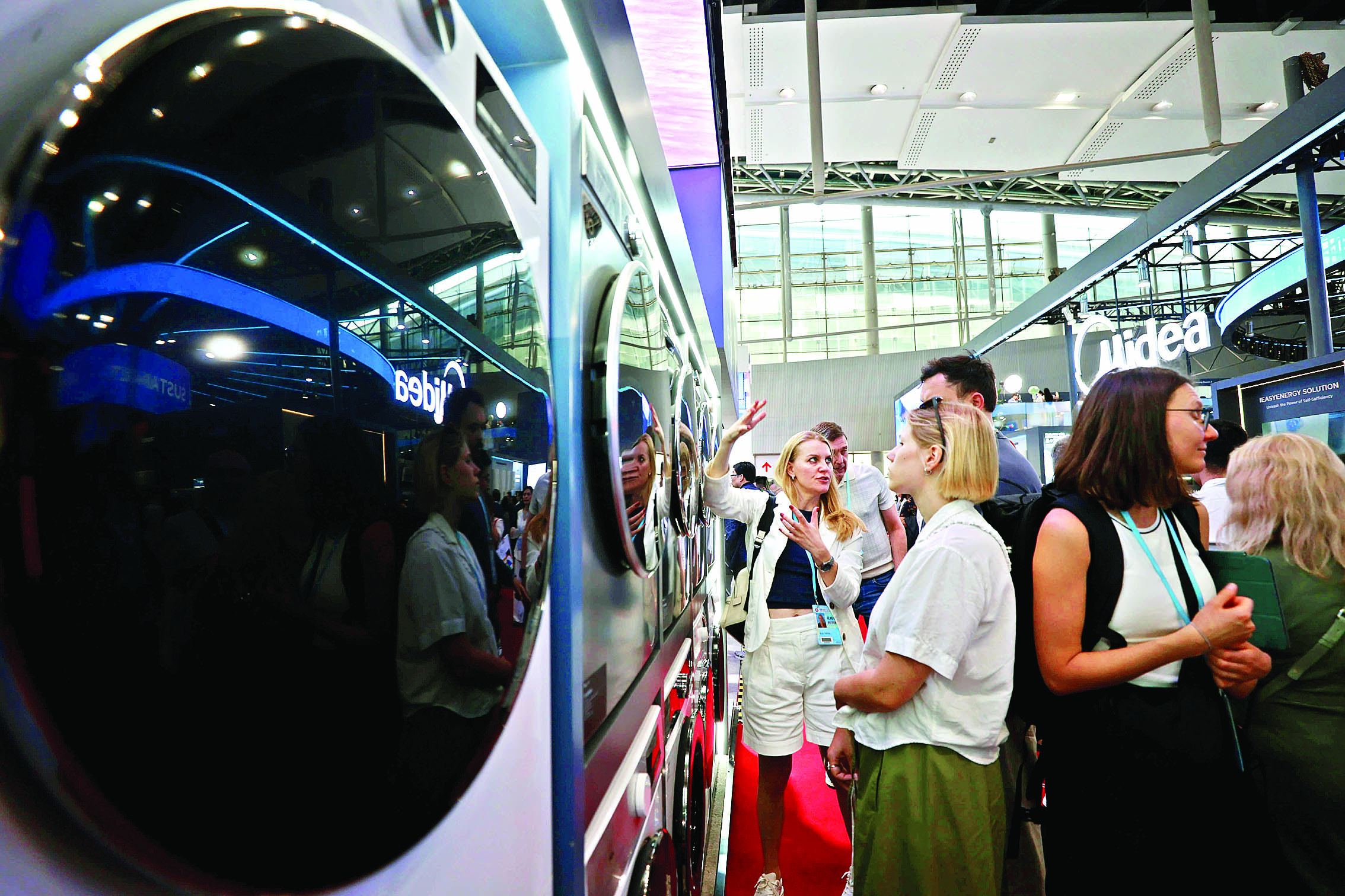     采购商在TCL展区了解新品洗衣机。