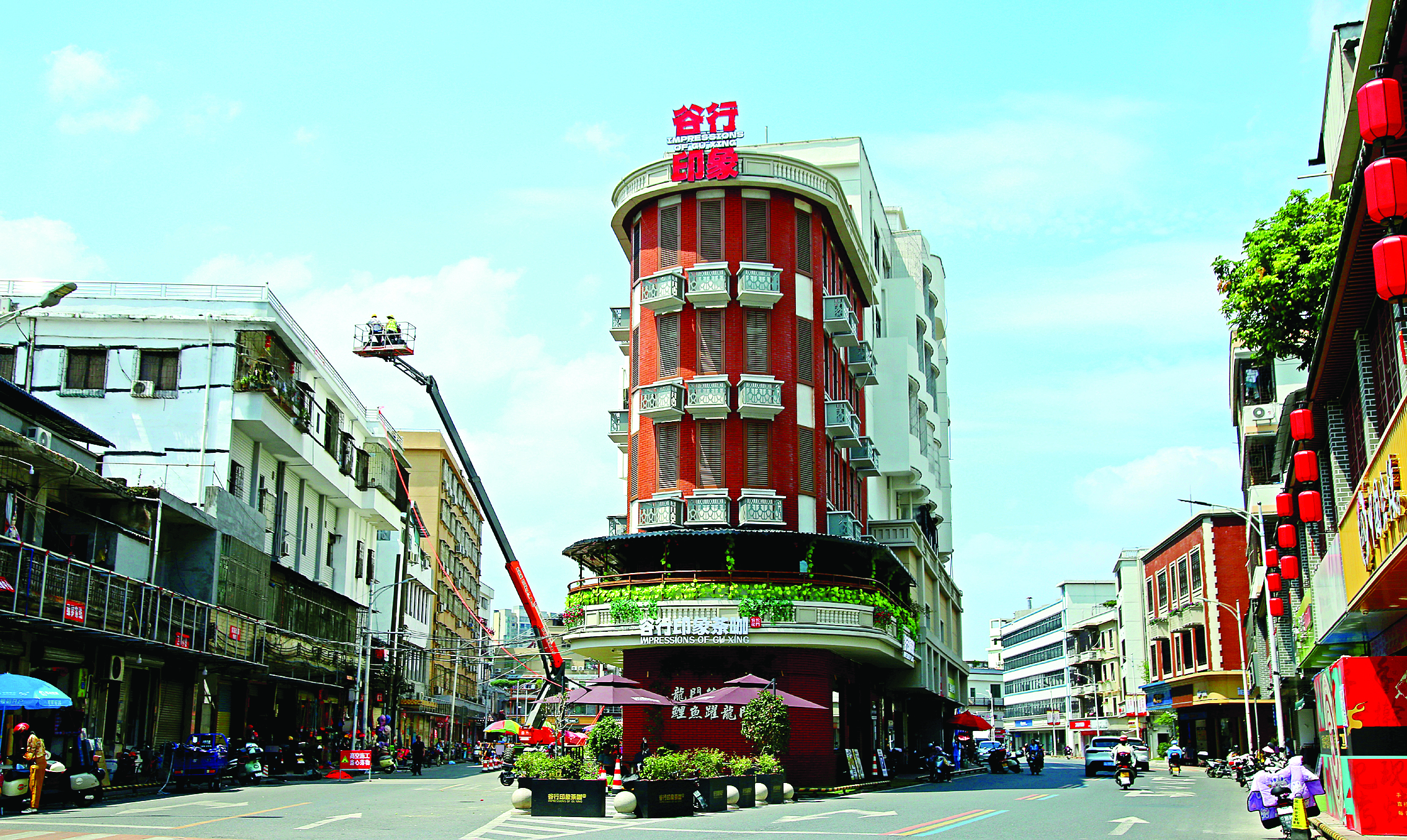    龙城街道对老街实施“古城遗风，活化街区”基础设施项目建设。惠州日报记者黄宇翔 摄