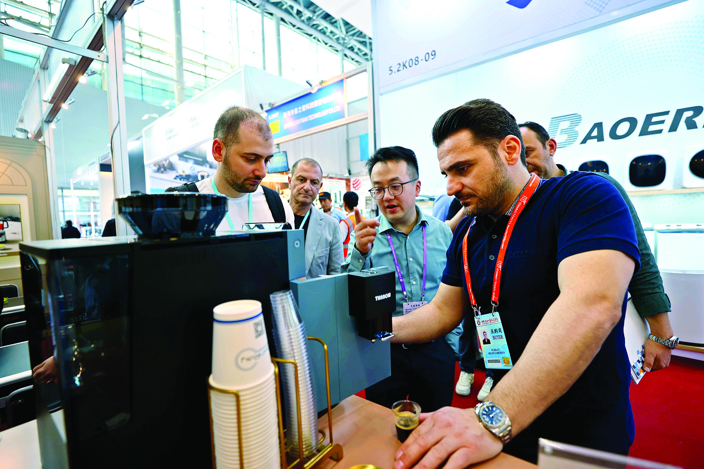     登辉电器展出的咖啡机吸引不少客商驻足。