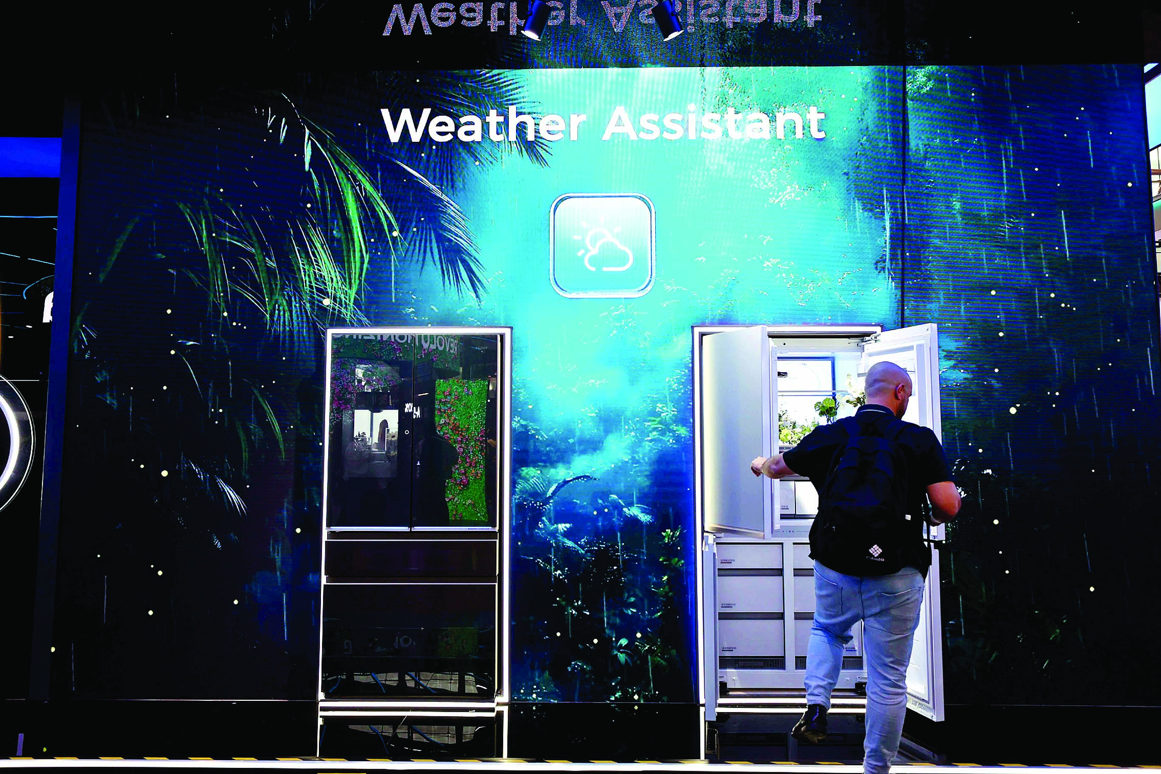     富含科技感的冰箱备受青睐。