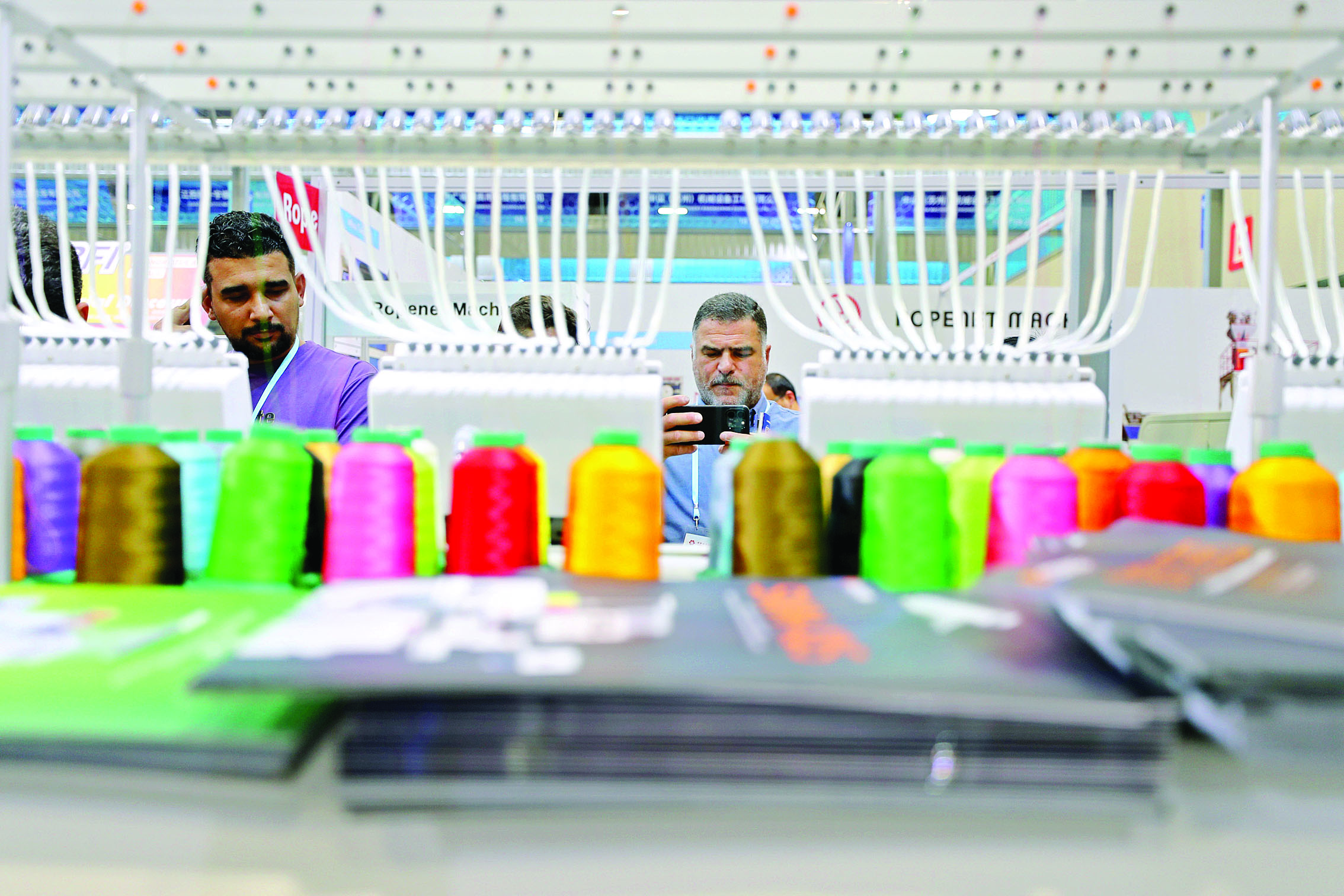     采购商在瑞珂玛机电展位了解产品。