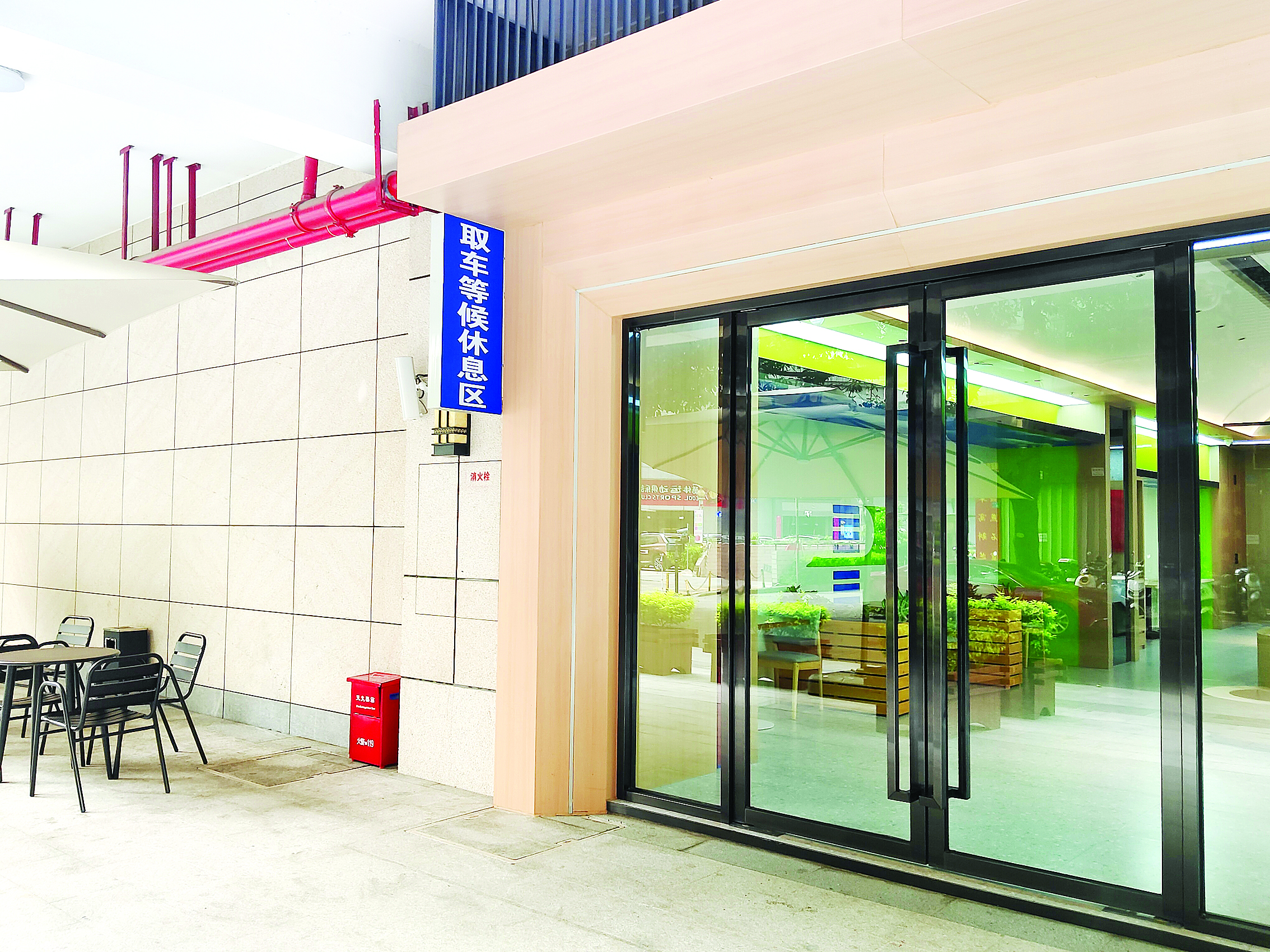     滨江公园智慧停车场设有取车等候休息区。惠州交投智慧停车投资有限公司供图