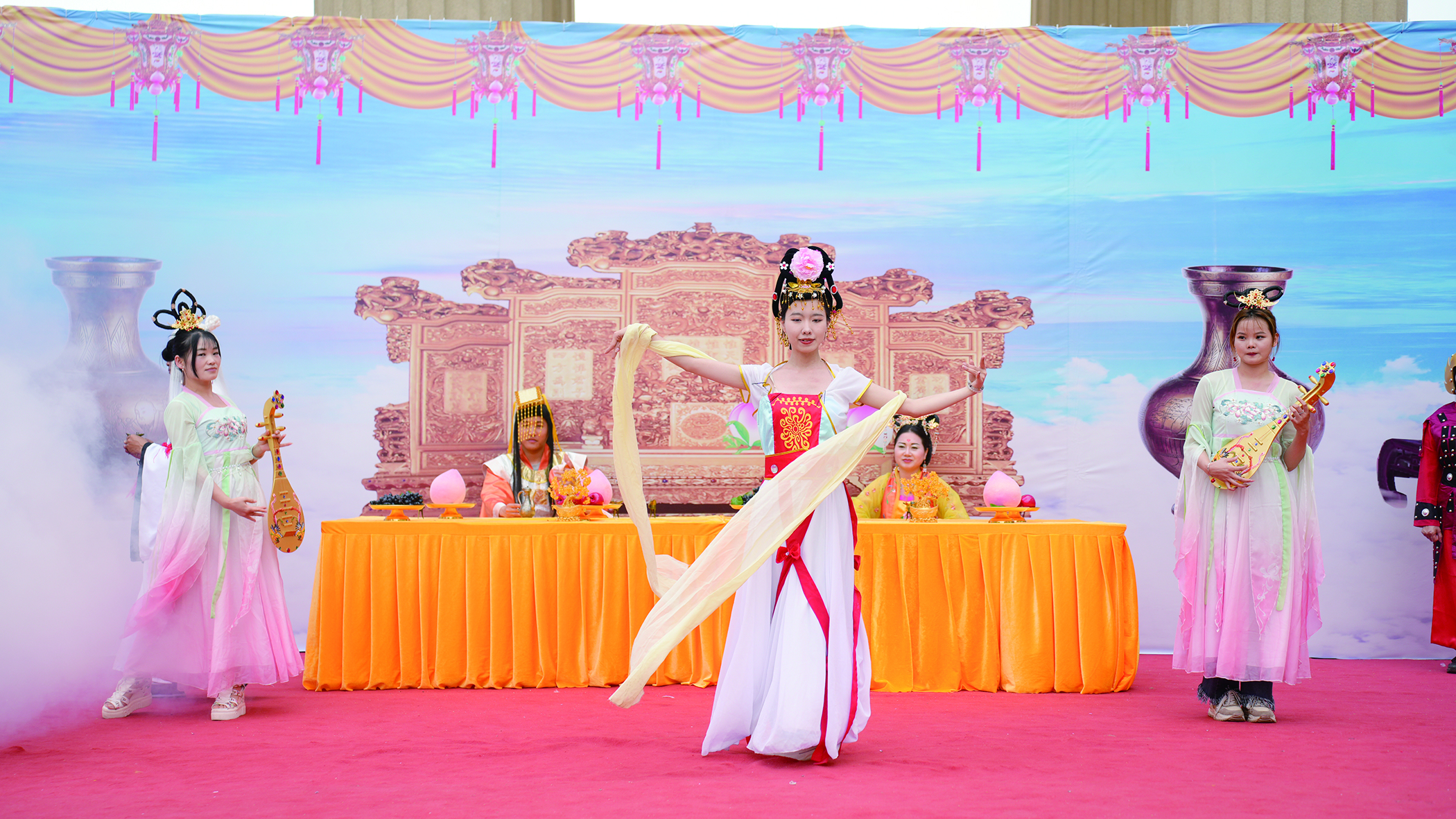     正在举行的蟠桃宴。