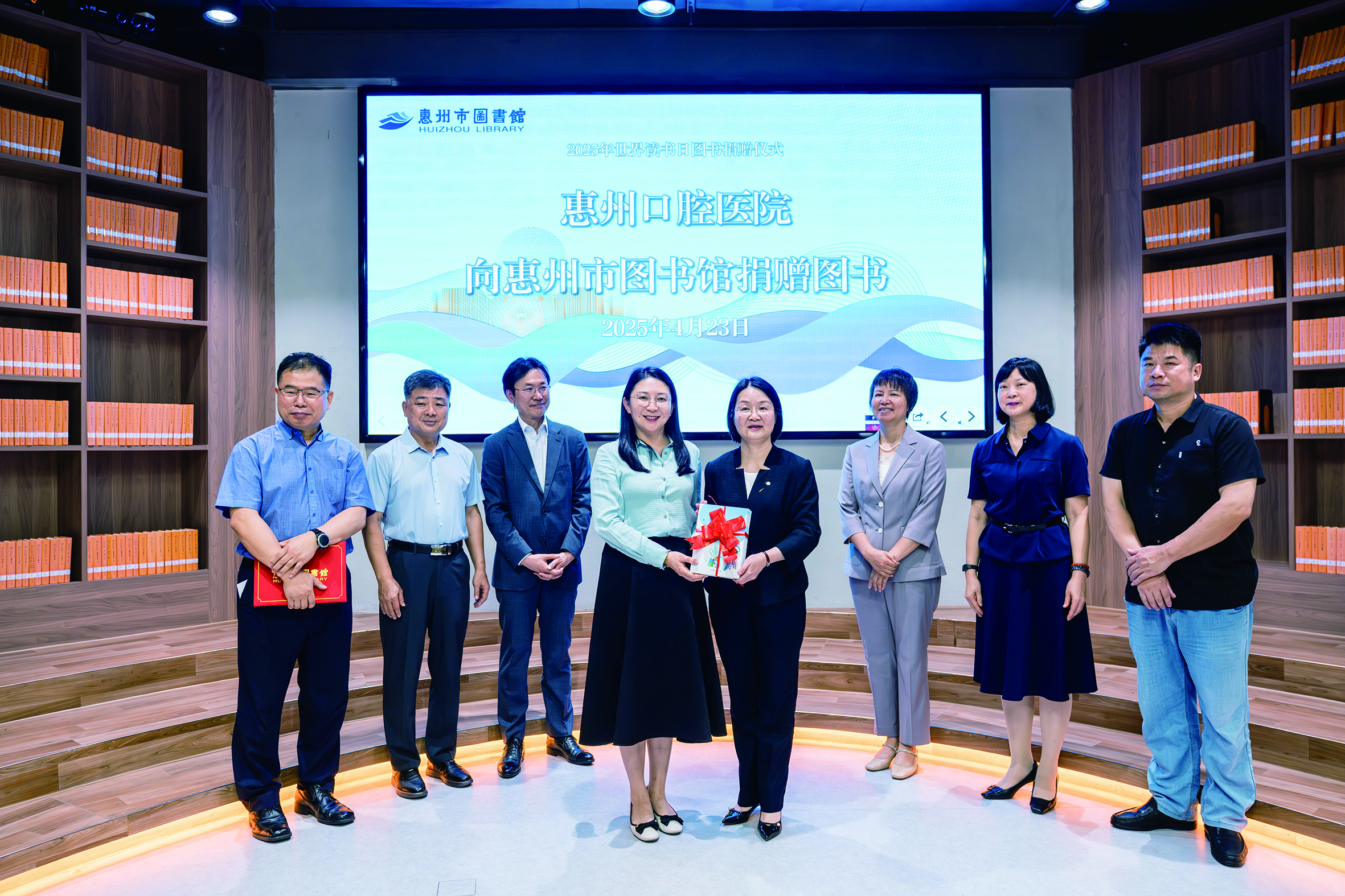     惠州口腔医院向惠州市图书馆捐赠图书。  惠州日报记者周楠 摄