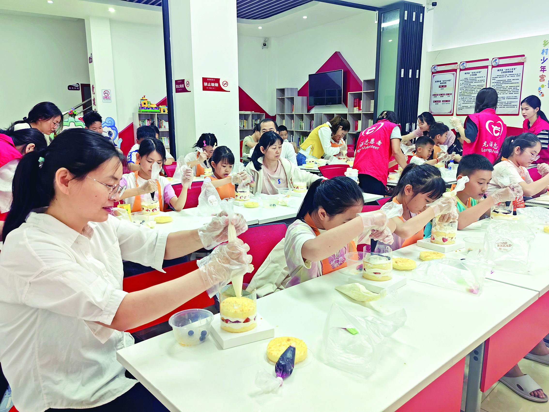     亲子一起做蛋糕。