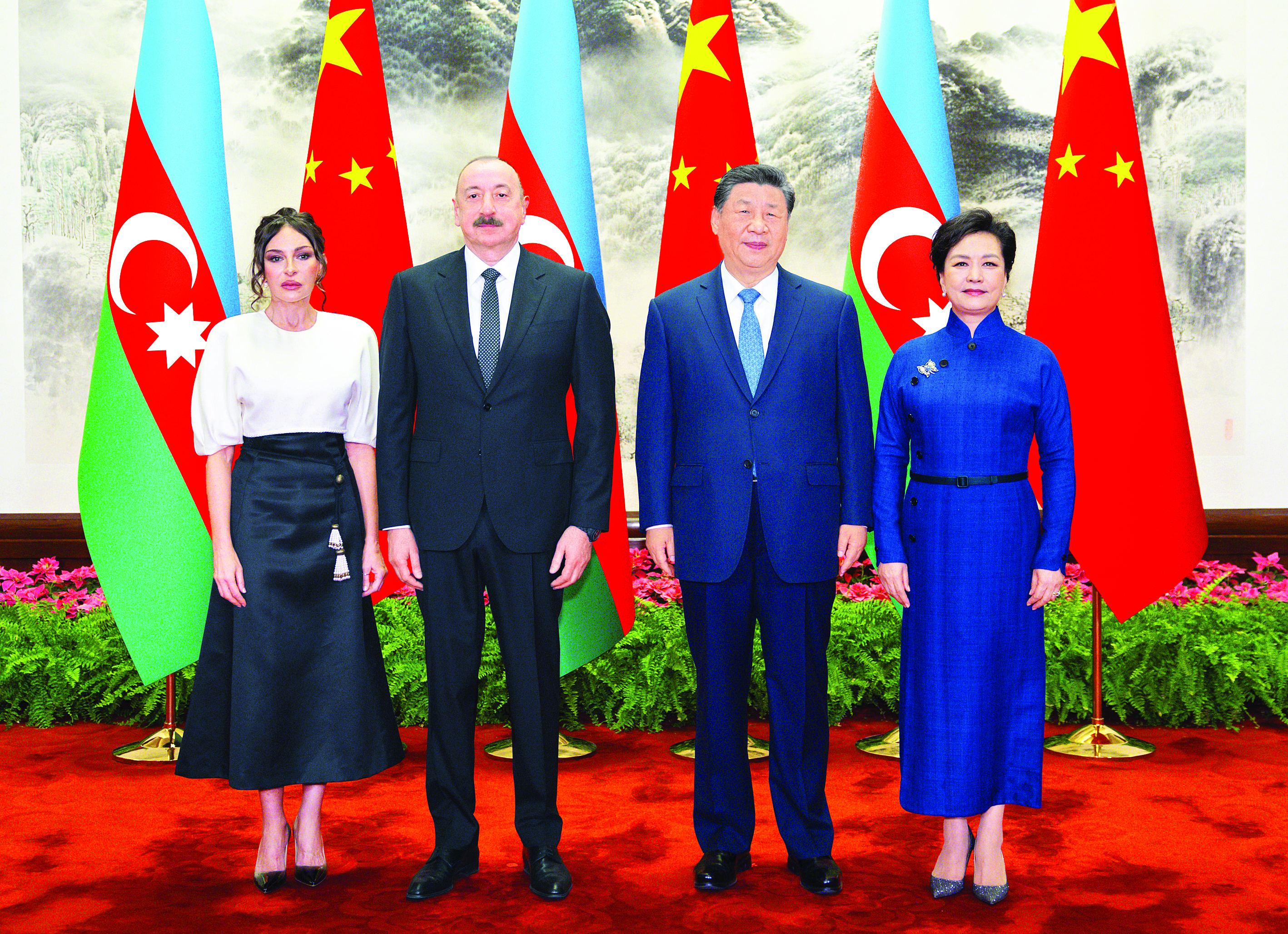     4月23日上午，国家主席习近平在北京人民大会堂同来华进行国事访问的阿塞拜疆总统阿利耶夫举行会谈。这是习近平和夫人彭丽媛同阿利耶夫和夫人阿利耶娃合影。新华社发