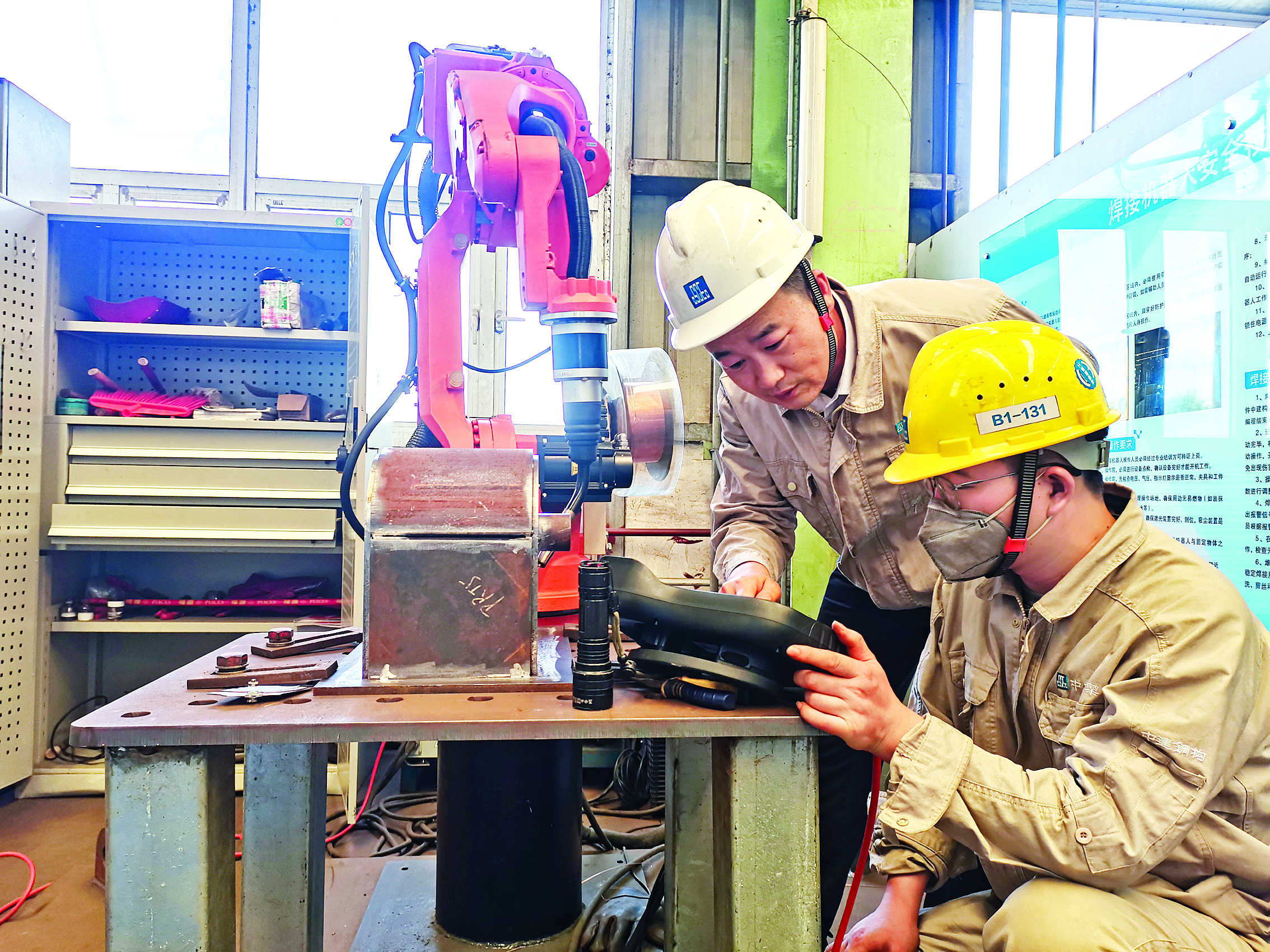     白新涛（左一）。图片由受访者提供