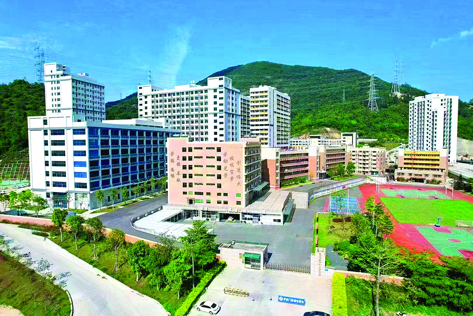     校园环境优美。