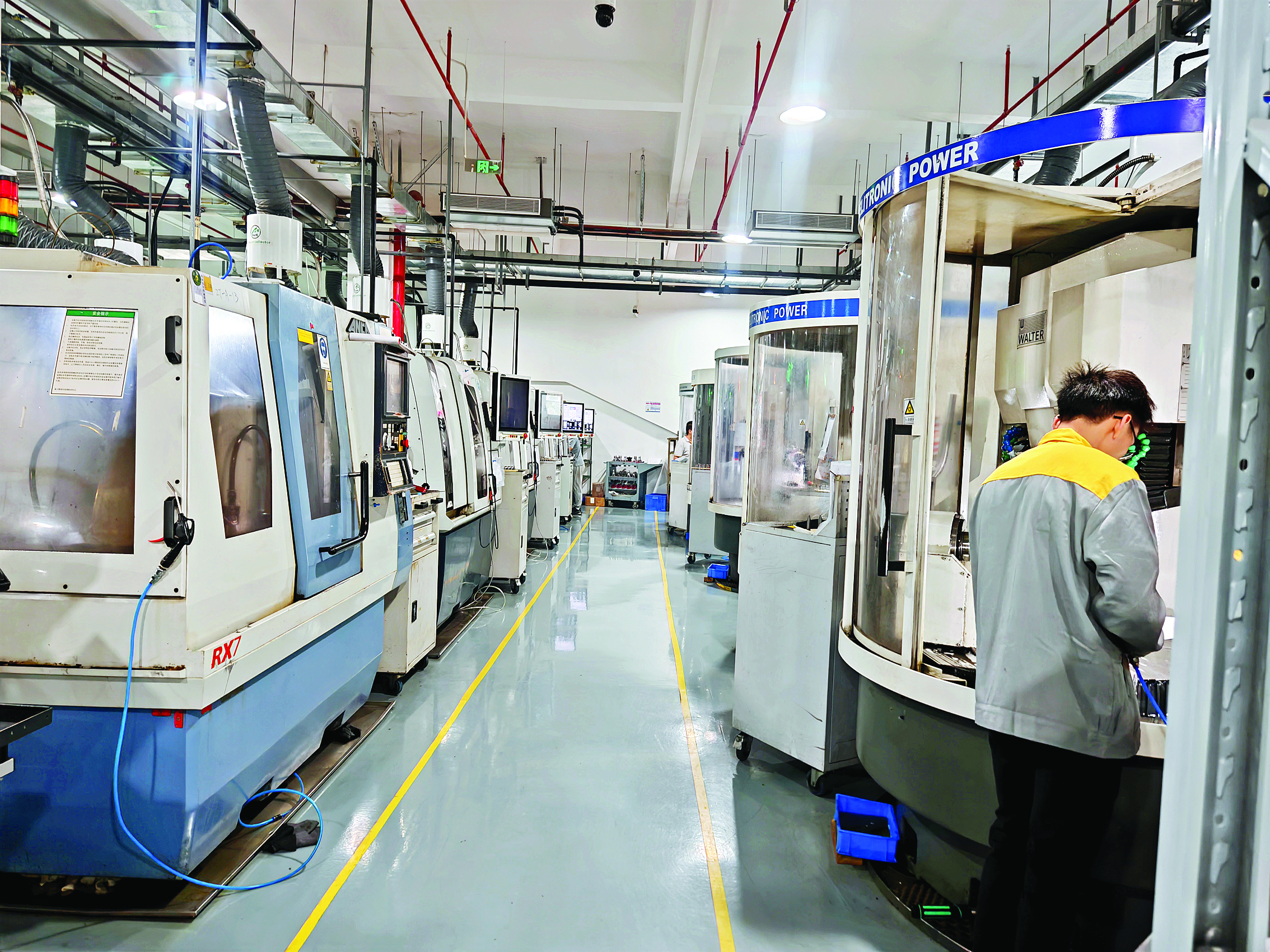     中天精密生产车间里的设备来自世界各地。