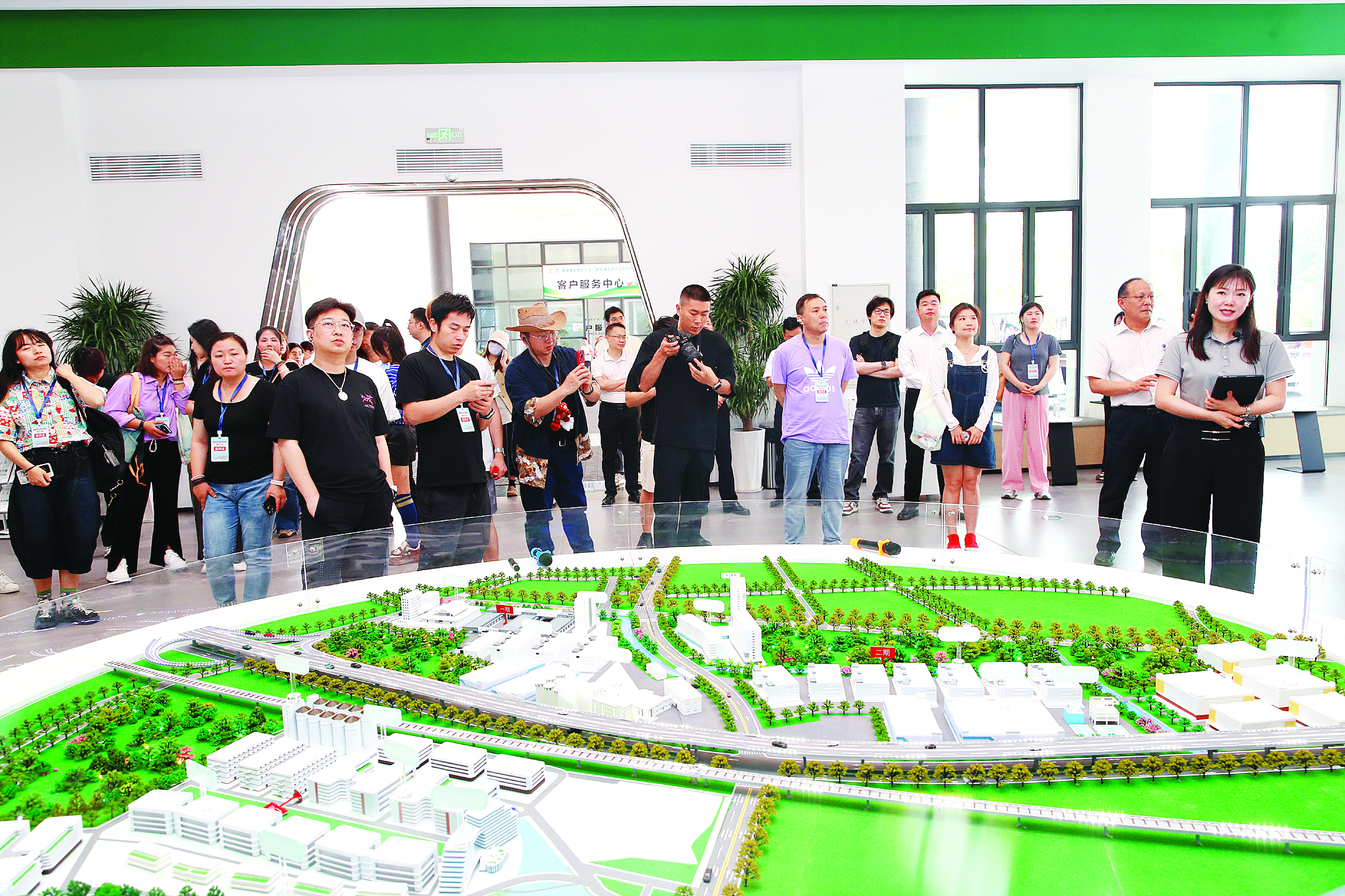     采风团队参观大湾区绿色农产品生产供应基地。惠州日报记者钟畅新 摄