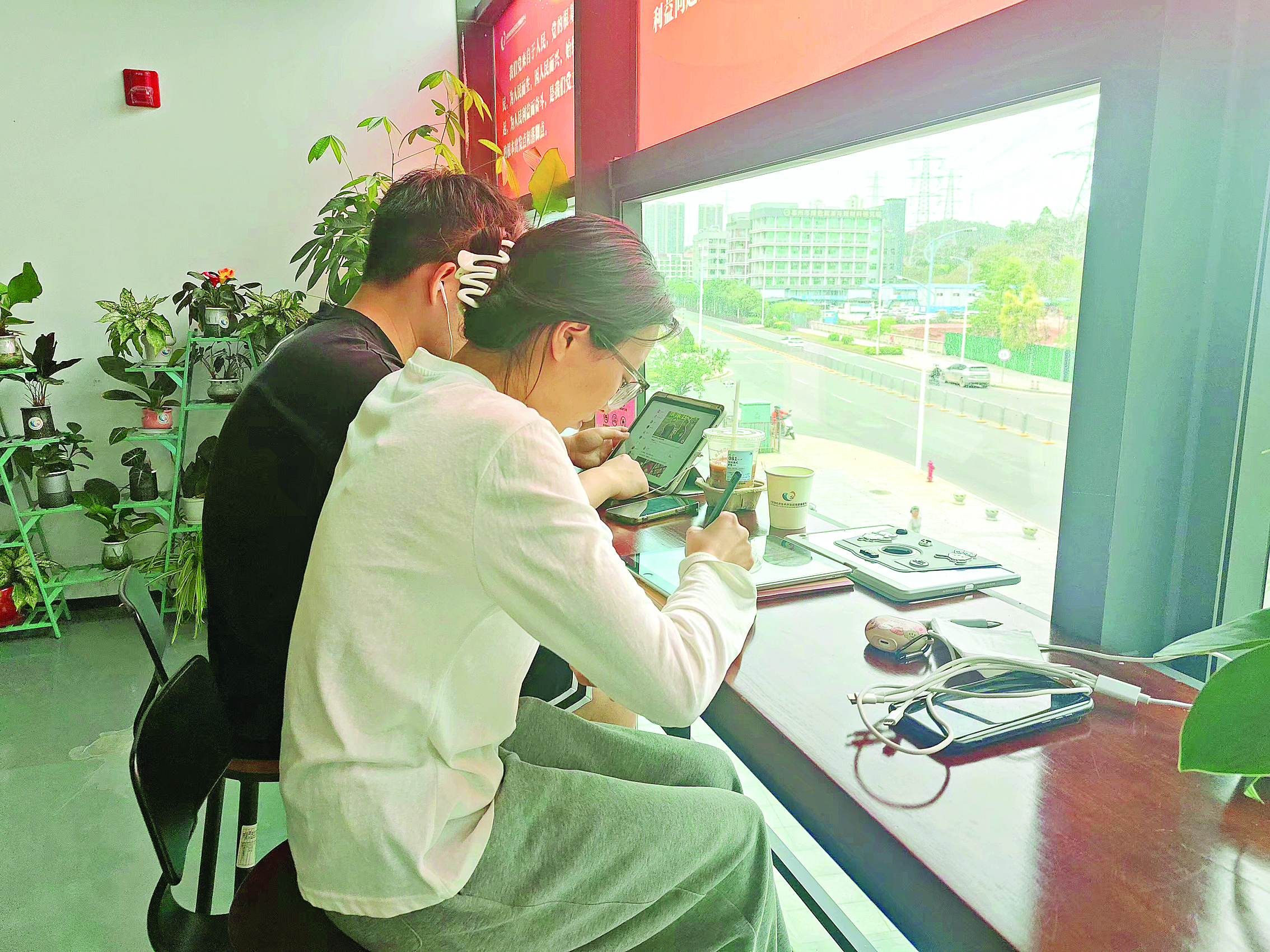     罗同学和张同学是24小时自助自习室的常客。