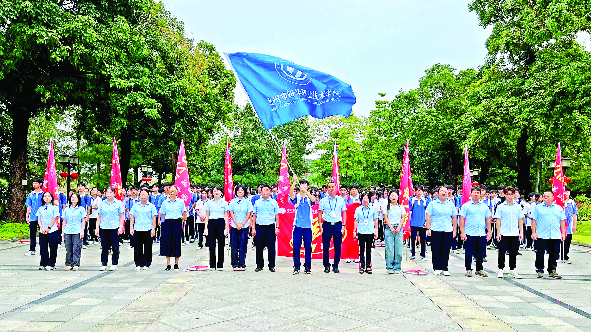     学校拥有一支优秀的教师团队。这是学校组织师生到叶挺纪念馆参观。
