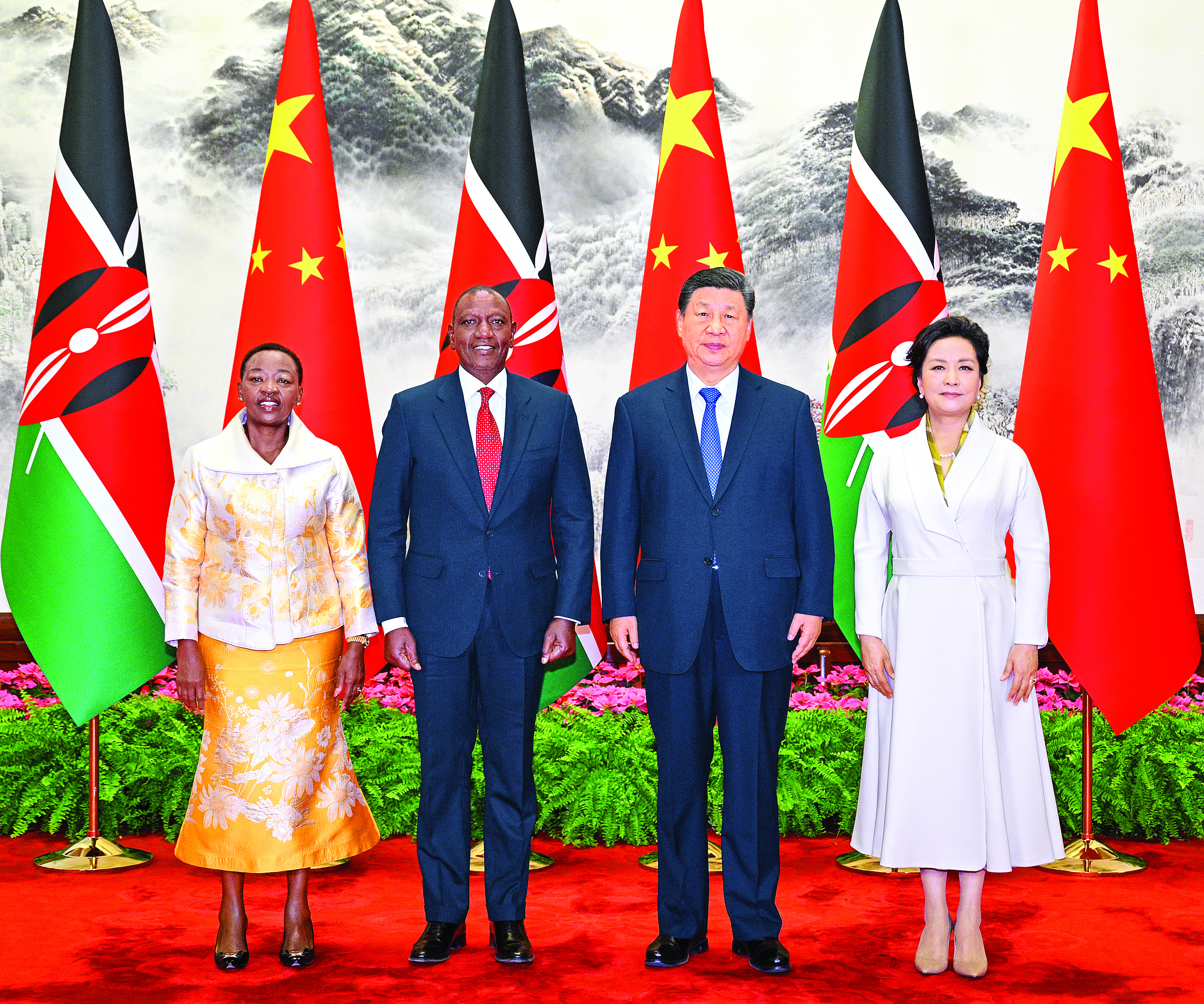     4月24日上午，国家主席习近平在北京人民大会堂同来华进行国事访问的肯尼亚总统鲁托举行会谈。这是习近平和夫人彭丽媛同鲁托和夫人蕾切尔合影。新华社发