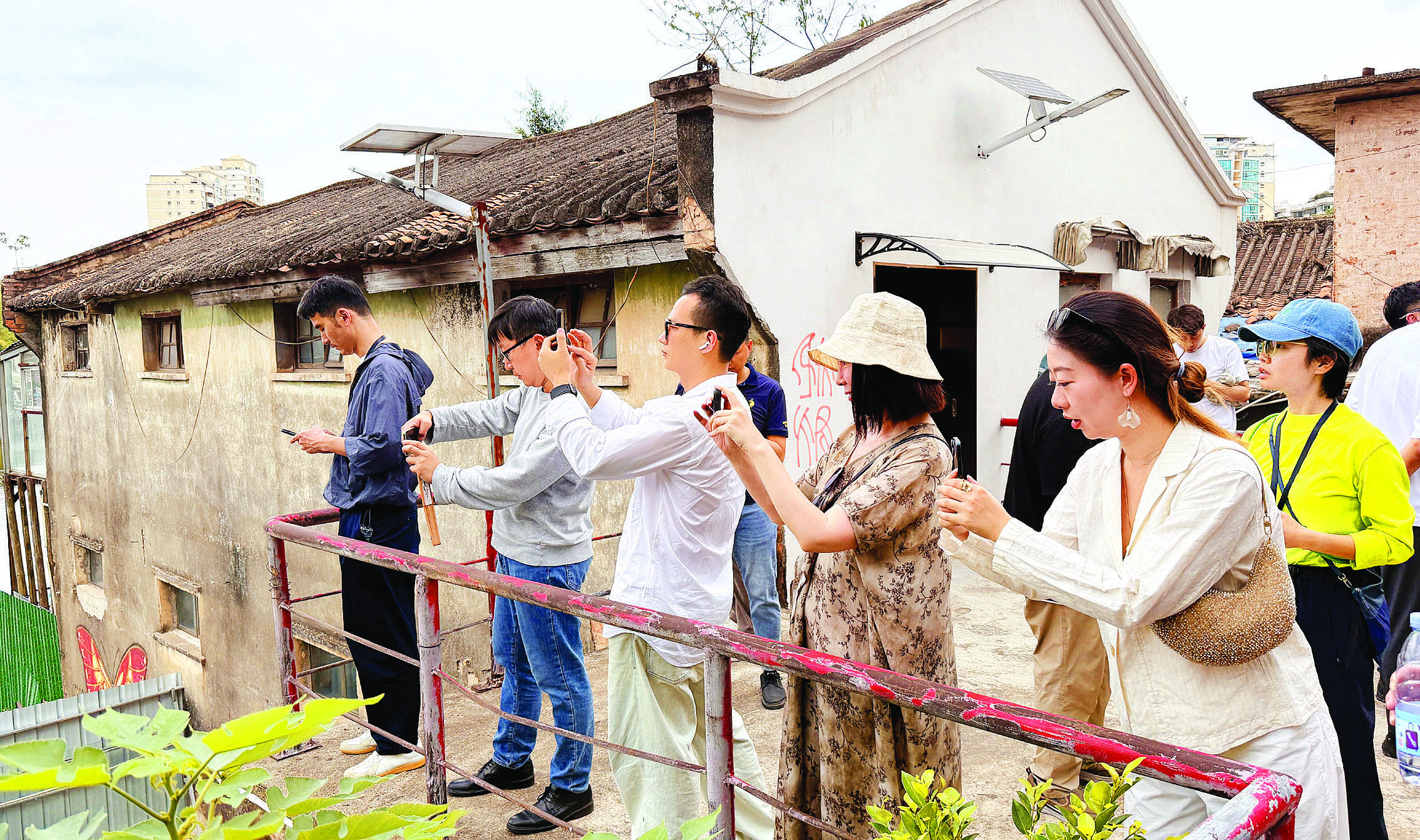     专家学者实地考察老船厂。惠州日报记者张艺明 摄