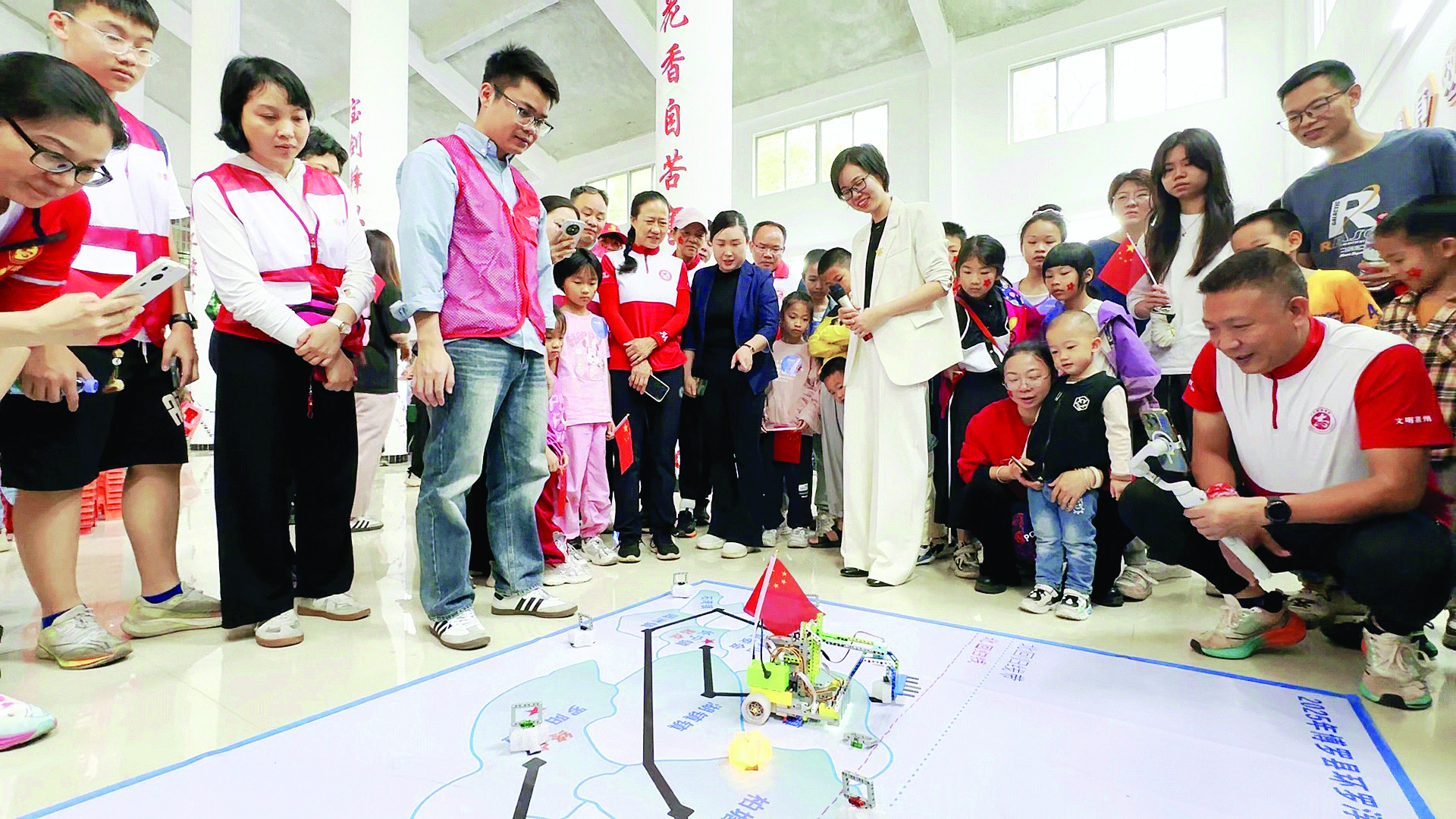     小朋友在体验游戏互动。惠州日报记者汤渝杭 摄