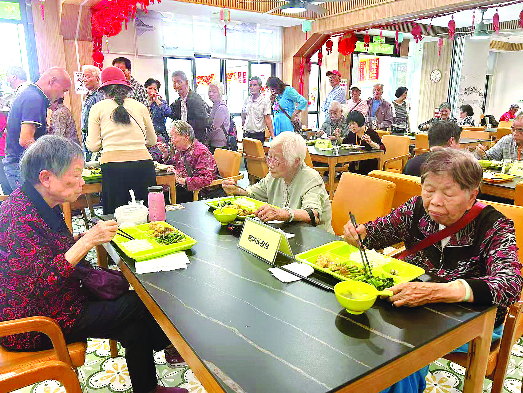     老人在惠民九如康养中心就餐享受助餐优惠。