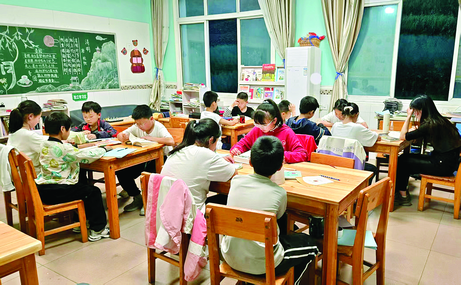     范家小学部分师生晚间阅读图书。新华社发