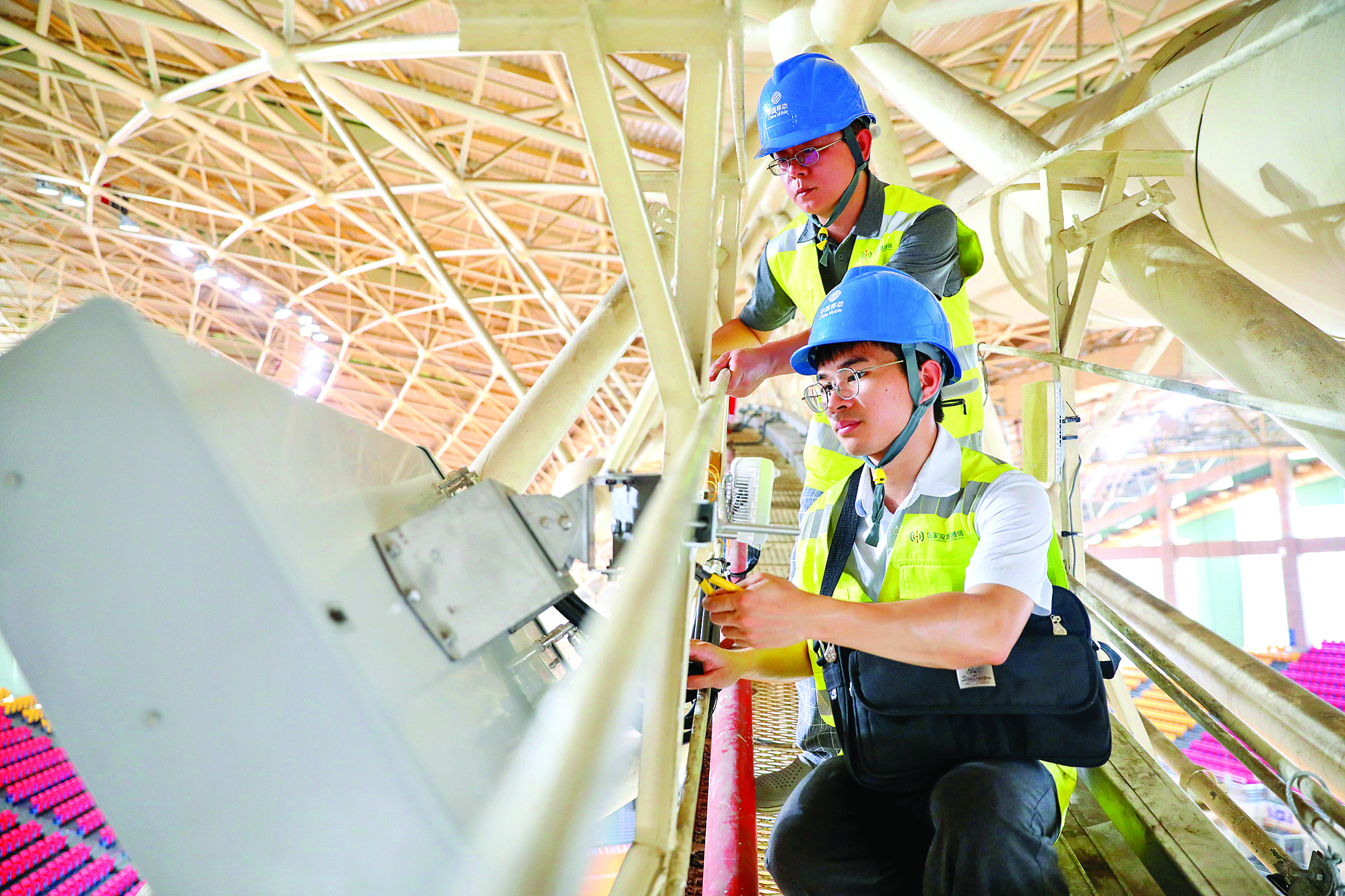     惠州移动工作人员优化场馆网络。