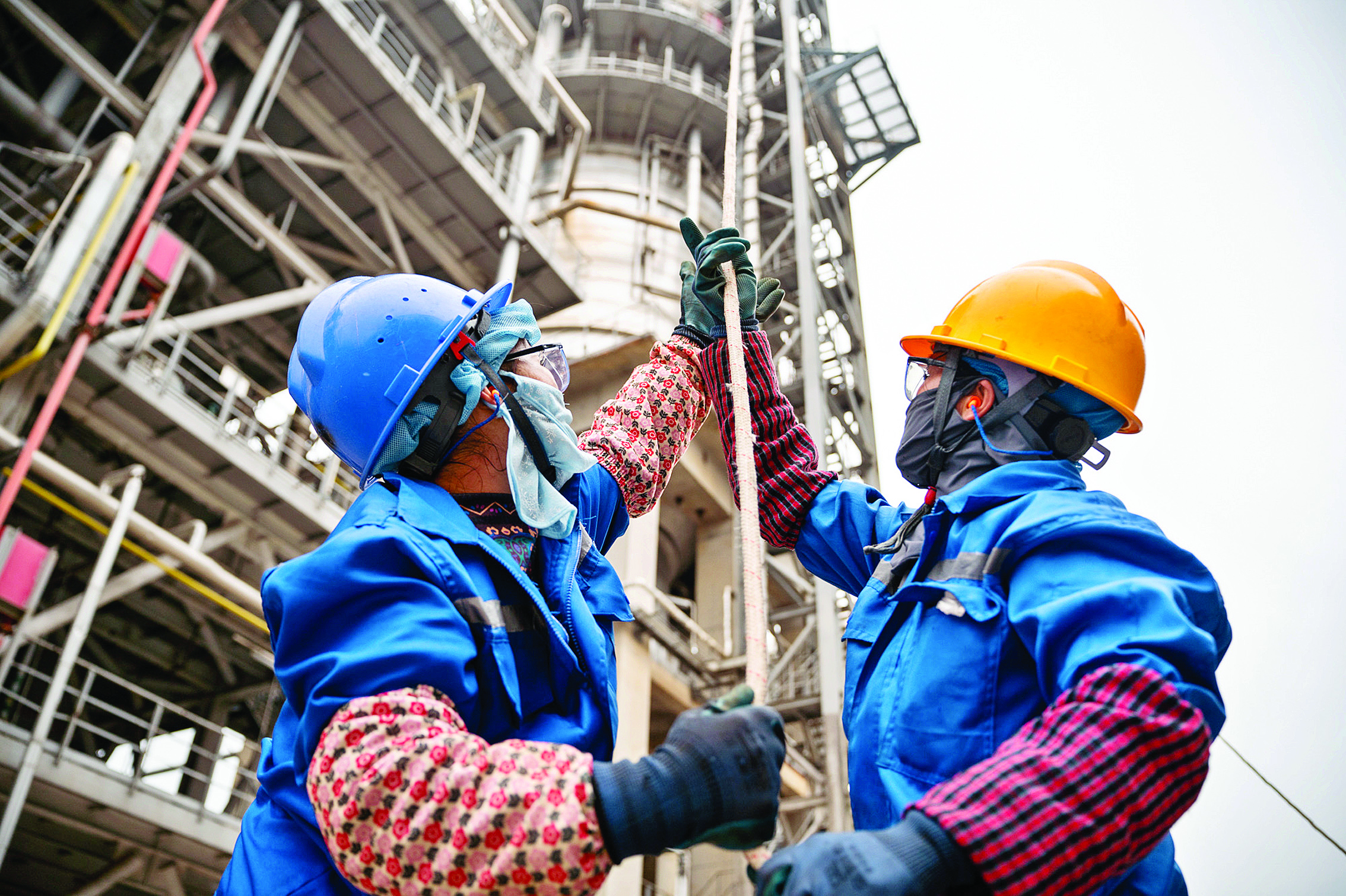     中海油惠州石化员工正在作业。中海油惠州石化有限公司供图