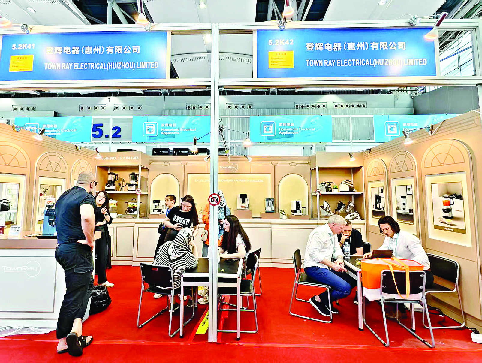     客商驻足惠城参展企业摊位了解咨询。惠城区科工信局供图