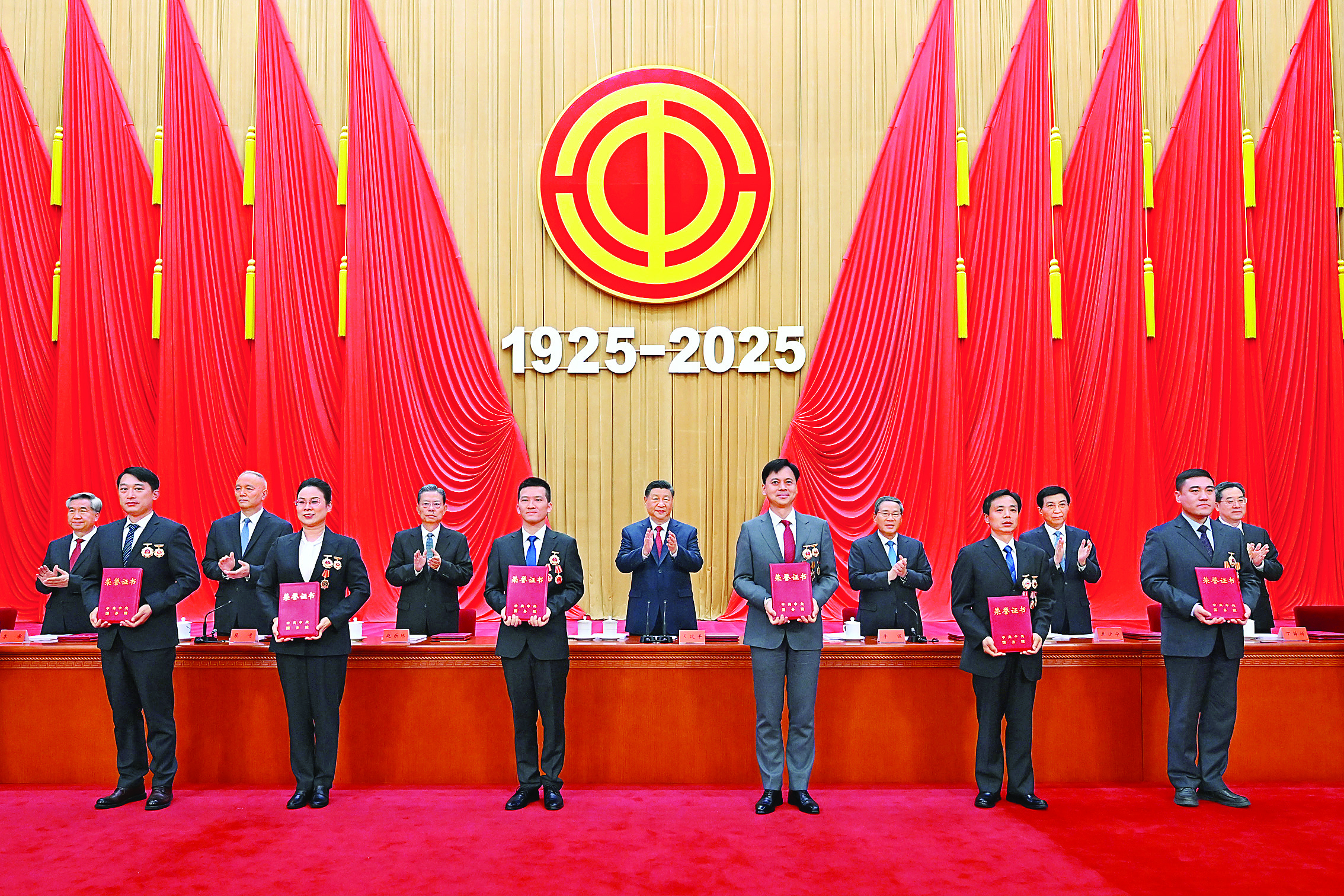     4月28日，庆祝中华全国总工会成立100周年暨全国劳动模范和先进工作者表彰大会在北京人民大会堂隆重举行。这是习近平等党和国家领导人为全国劳动模范和先进工作者代表颁发荣誉证书。新华社发