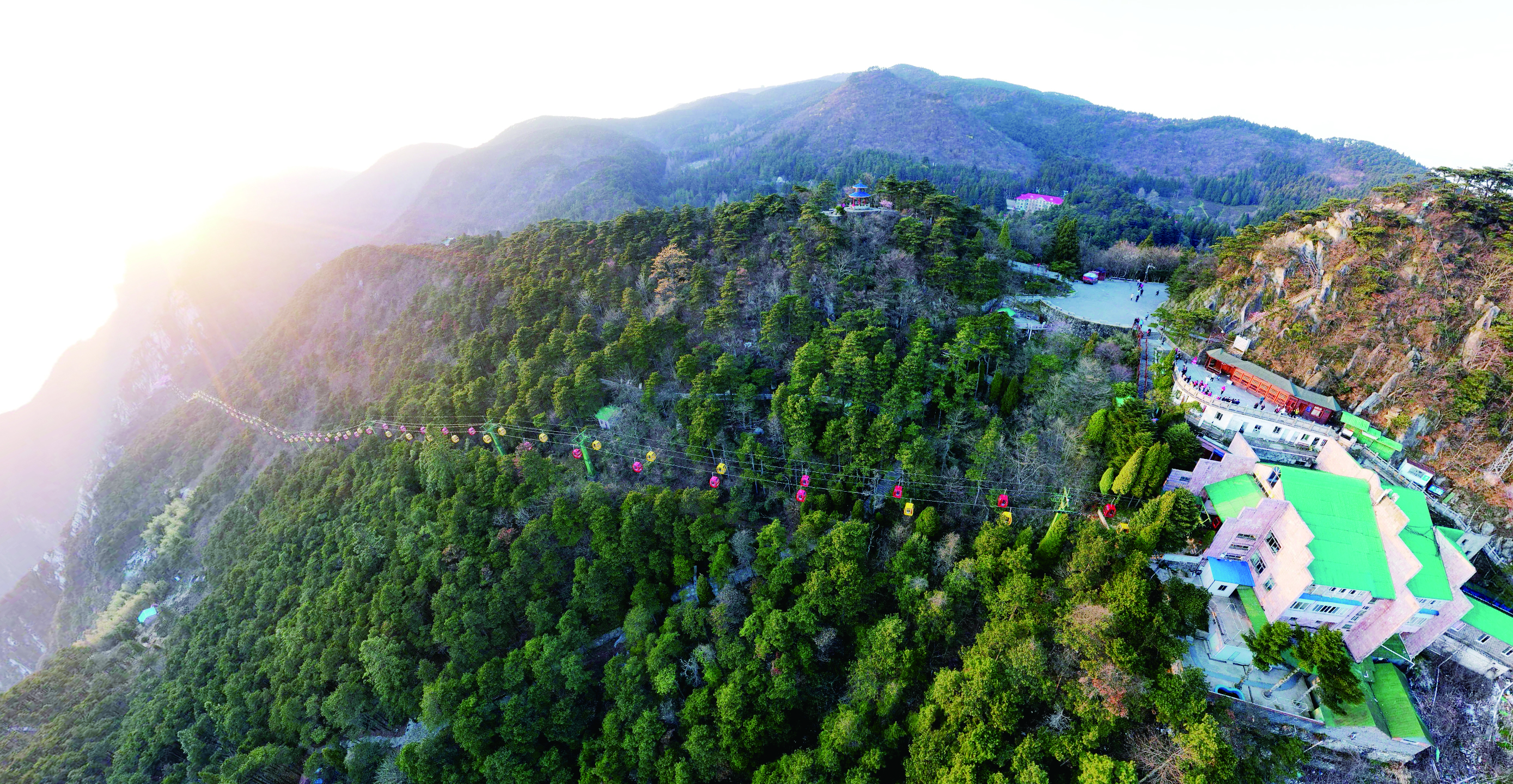     含鄱口观庐山日出。