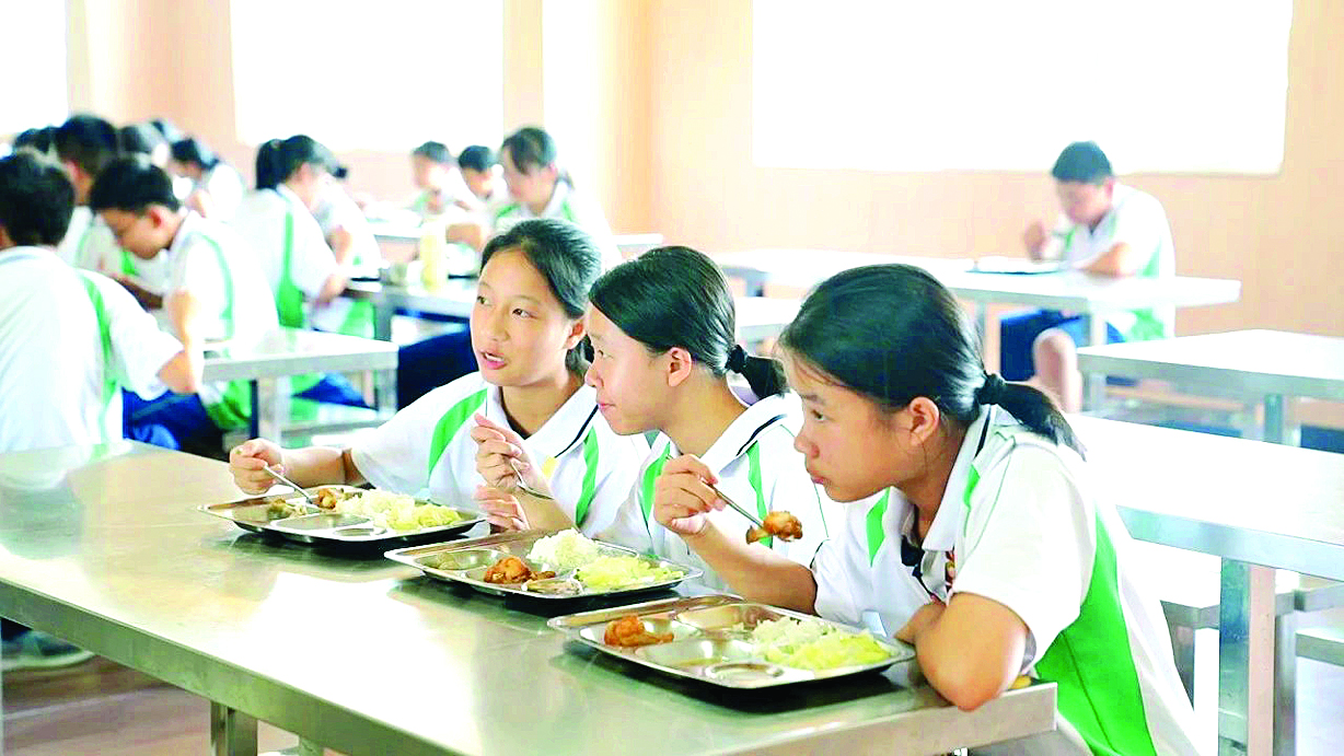     升级改造后的龙门中学初中部学生食堂里，灯光明亮、桌椅整洁，学生用餐更安全放心。惠州日报记者黄宇翔 通讯员龙融心 摄