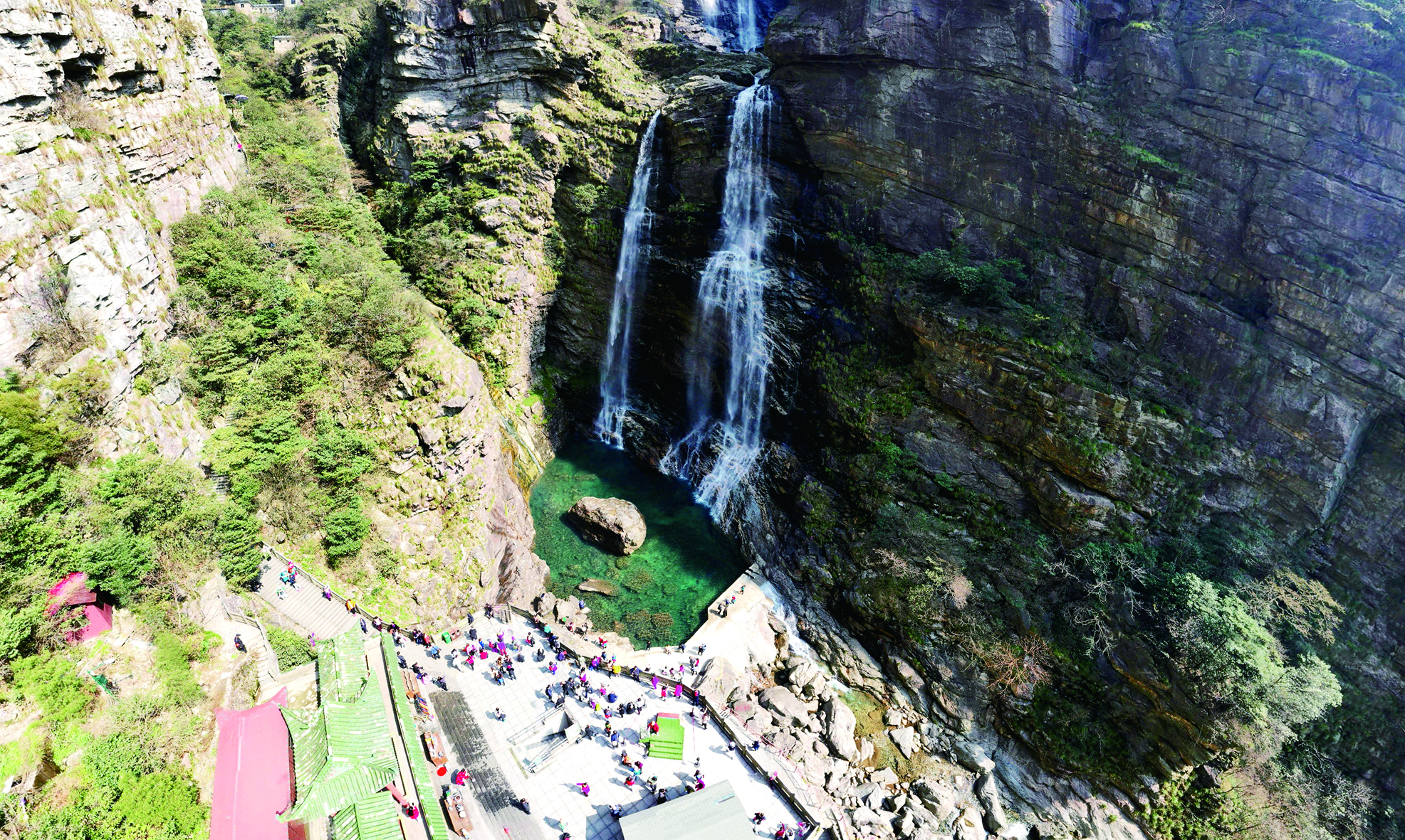     155米的三级瀑布如白练垂空。