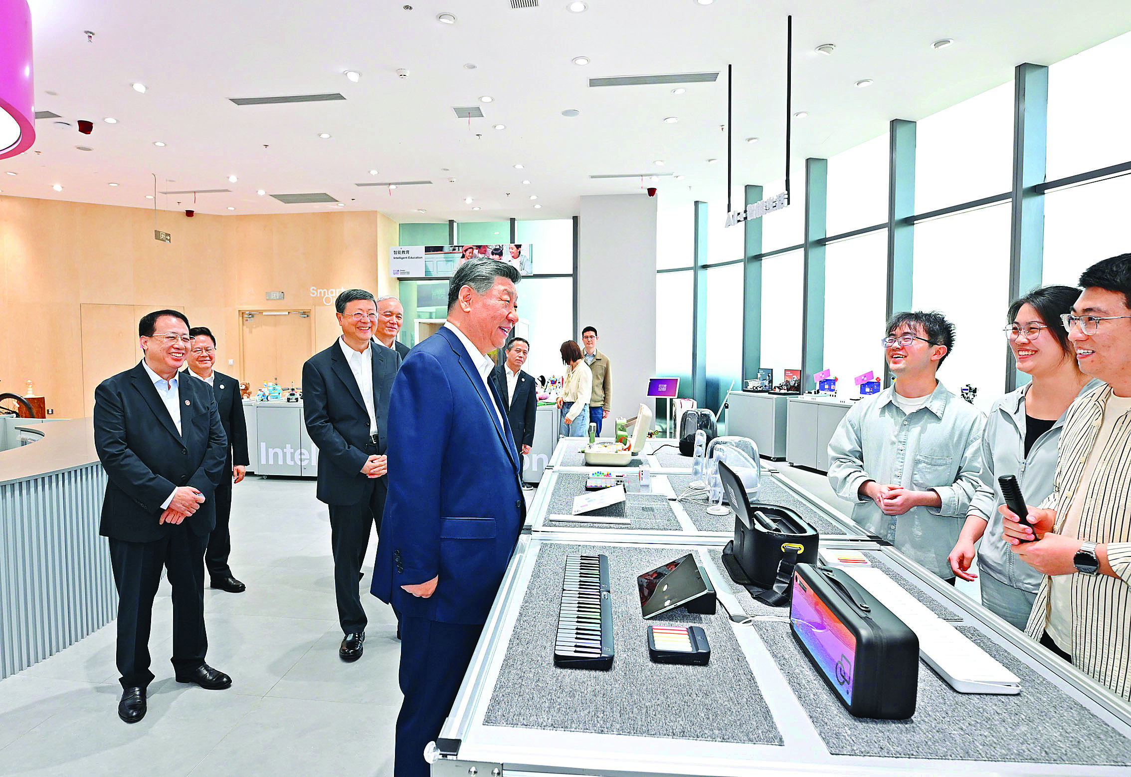     4月29日，中共中央总书记、国家主席、中央军委主席习近平在上海考察。这是习近平在位于徐汇区的上海“模速空间”大模型创新生态社区人工智能产品体验店考察。新华社发