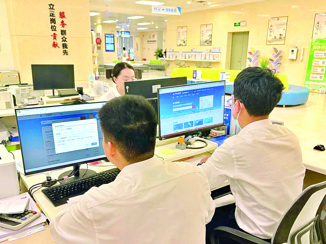     仲恺高新区政务服务中心工作人员从“专岗专责”转变为“全科全能”。    惠州日报记者刘乙端 摄