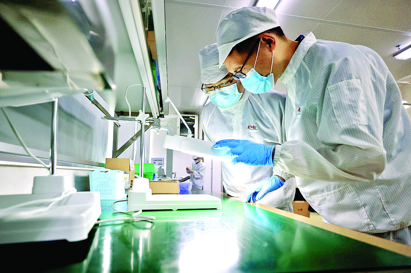     亿纬锂能研发人员正在进行生产研发。惠州日报记者邱舒婷 通讯员张娜 摄