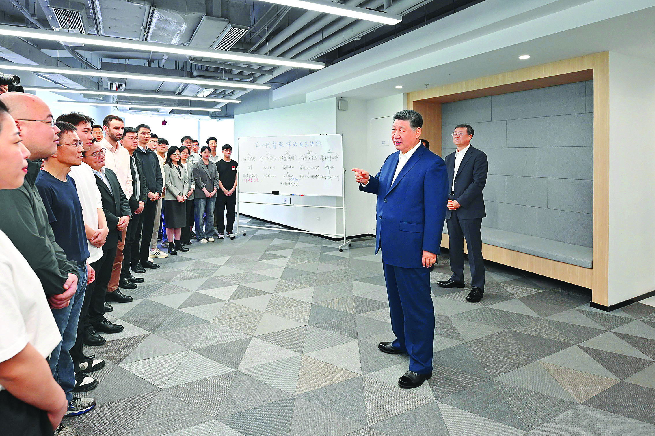     4月29日，中共中央总书记、国家主席、中央军委主席习近平在上海考察。这是习近平在位于徐汇区的上海“模速空间”大模型创新生态社区，同正在参加“下一代智能体的自主进化”主题沙龙的青年创新人才亲切交流。新华社发