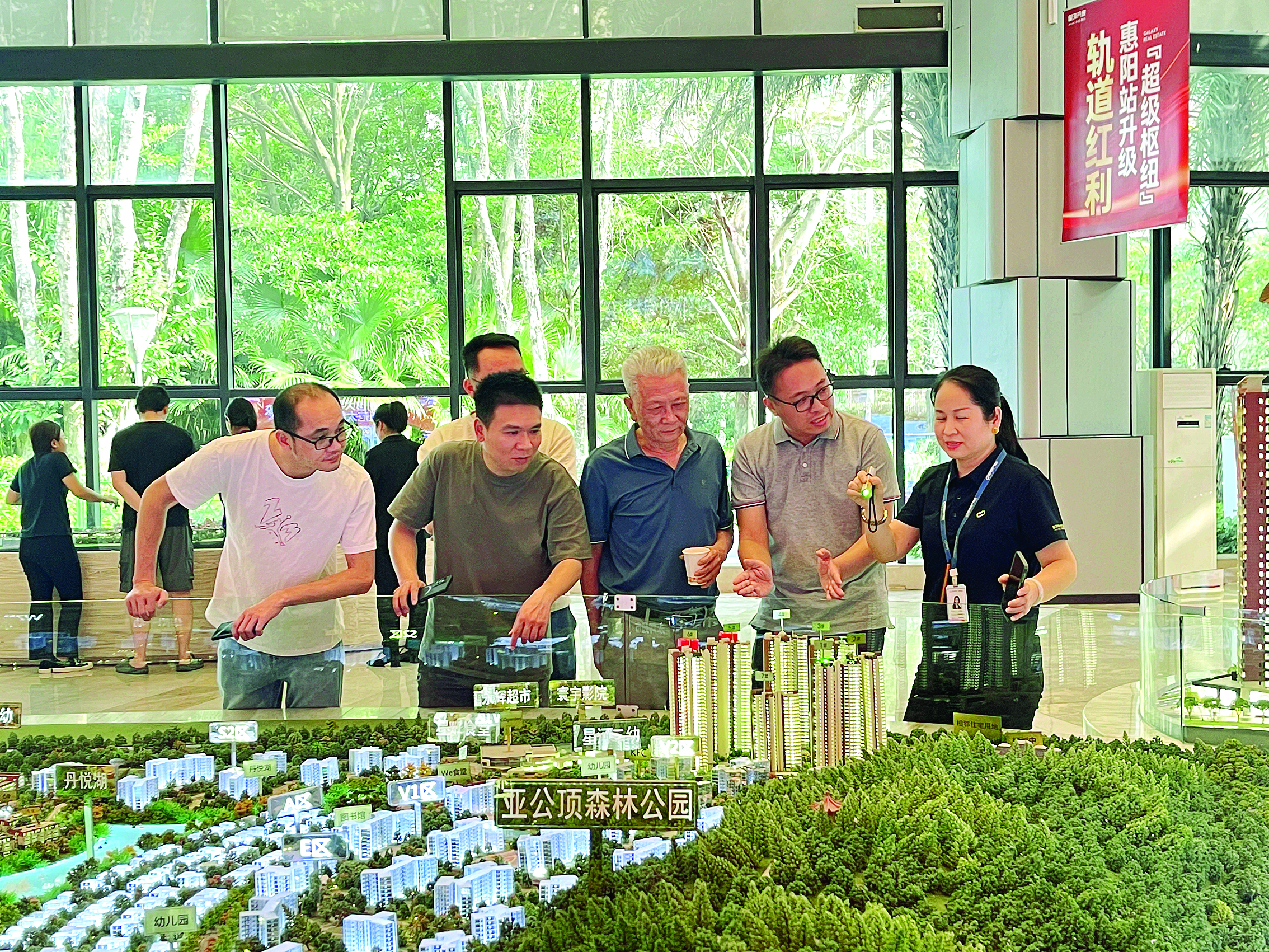     惠阳区首位选择房票安置的被征收人赵先生（右三）签约后，前往心仪小区实地看房。