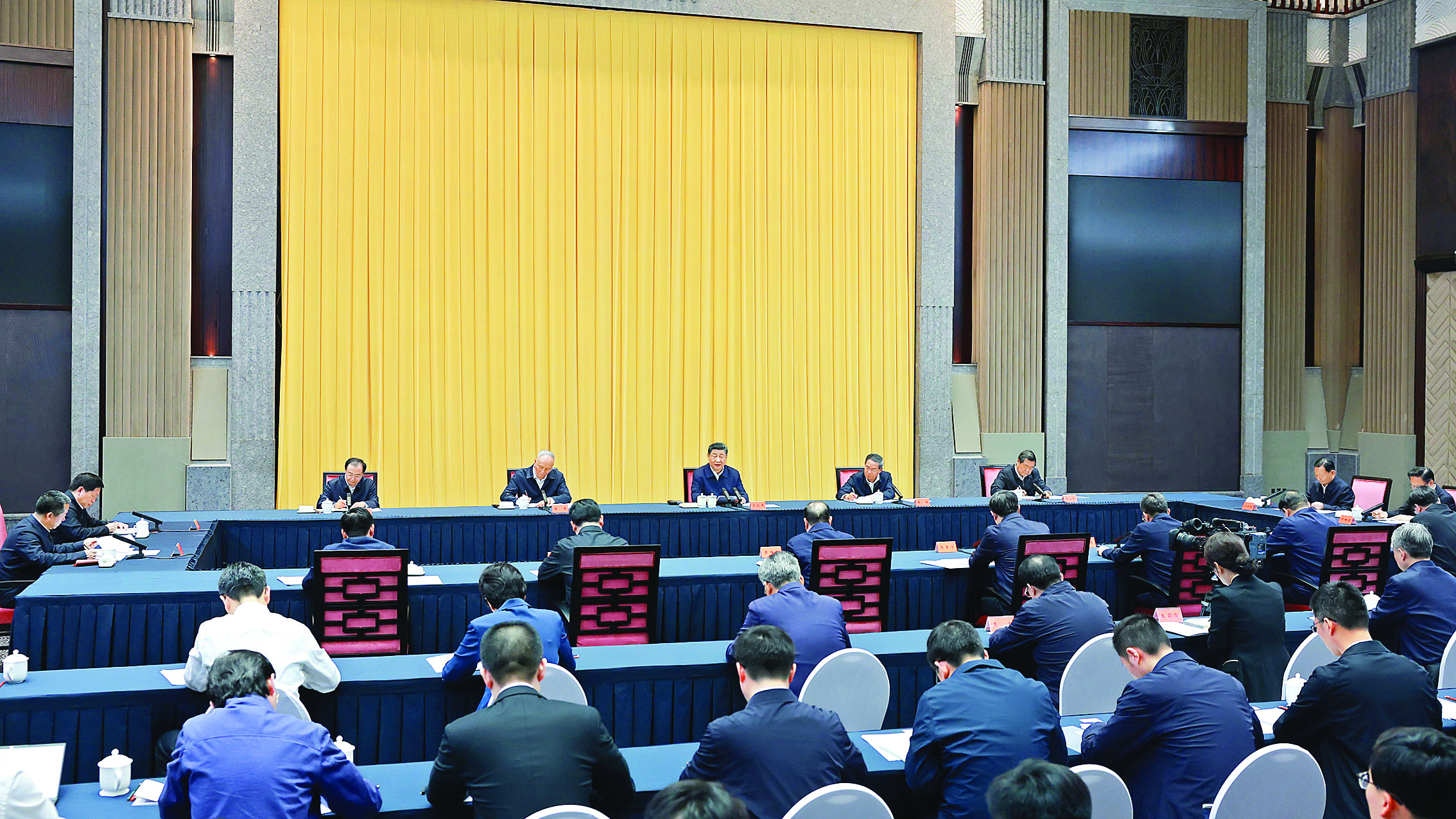     4月30日上午，中共中央总书记、国家主席、中央军委主席习近平在上海主持召开部分省区市“十五五”时期经济社会发展座谈会并发表重要讲话。新华社发