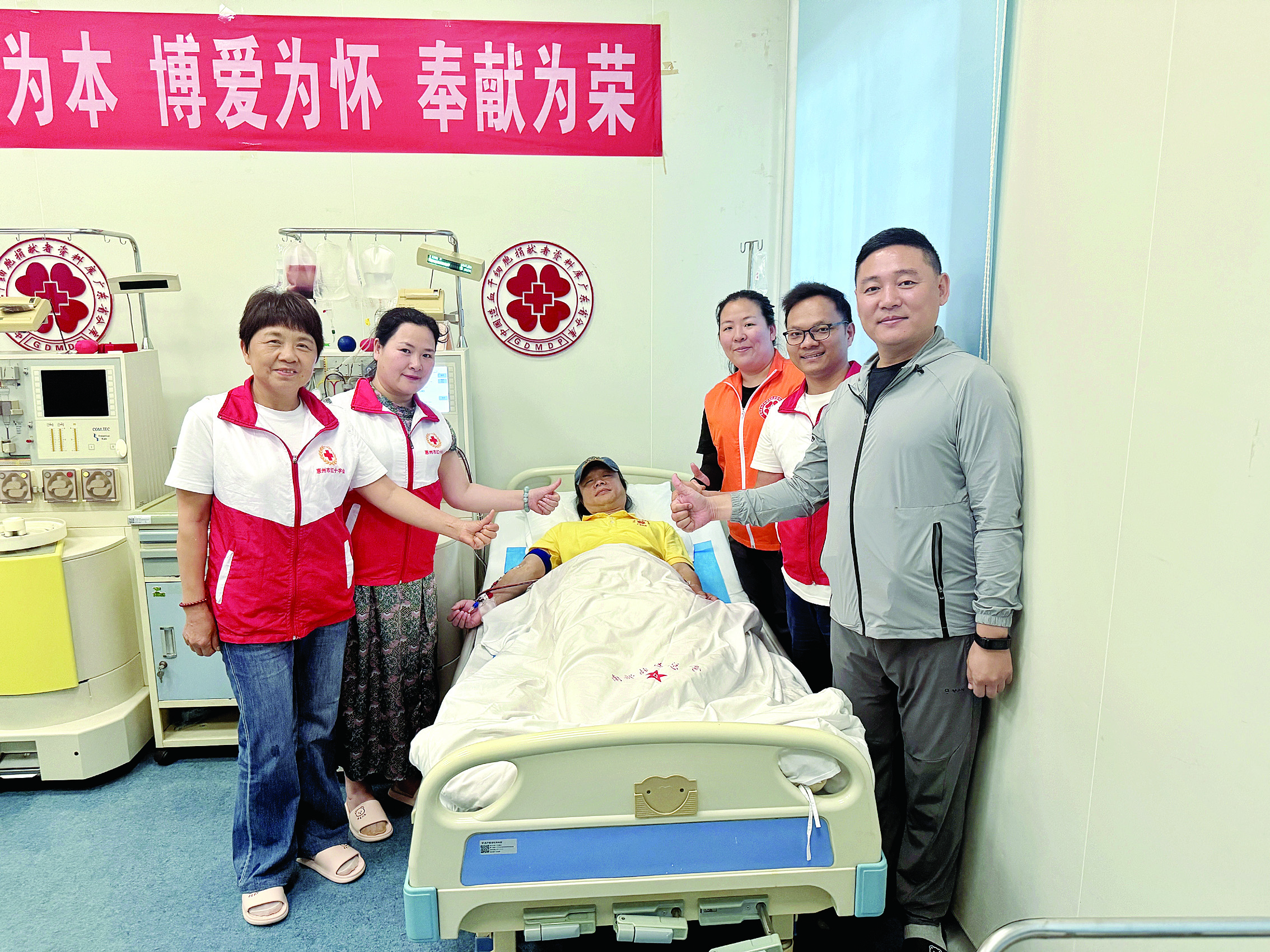     叶勇明捐献造血干细胞时跟惠州市红十字会志愿者合影。图片由惠州市红十字会提供